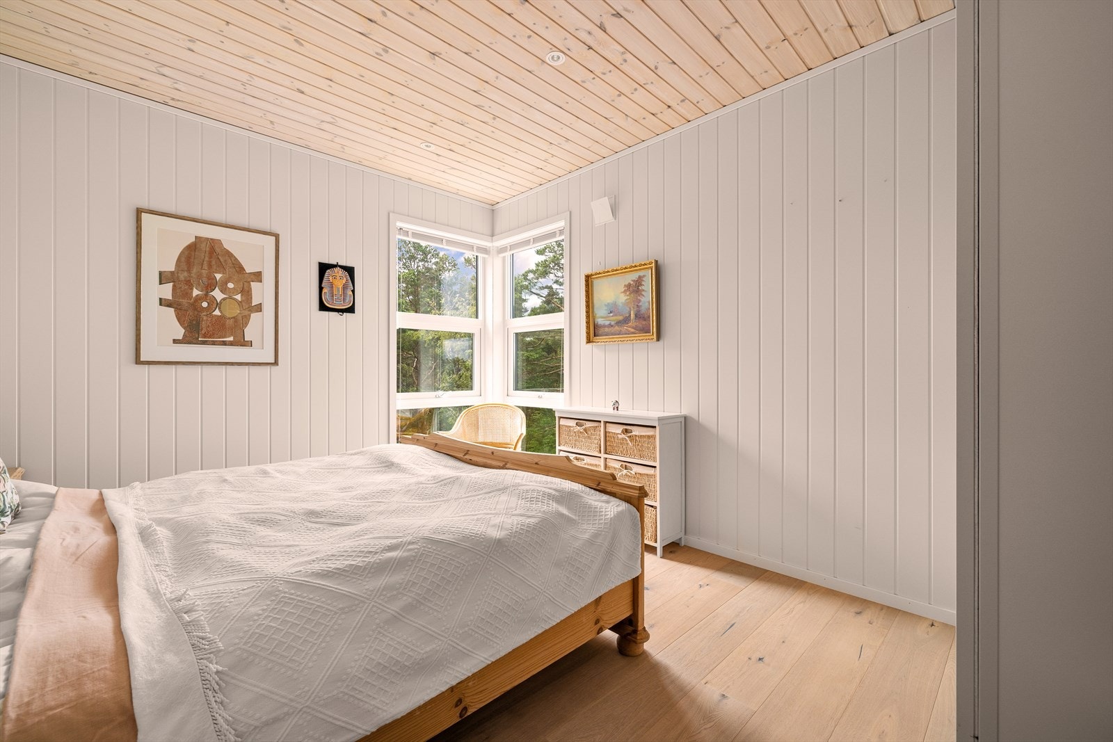 Hovedsoverommet er lyst og luftig med god garderobeplass. Galleribilde