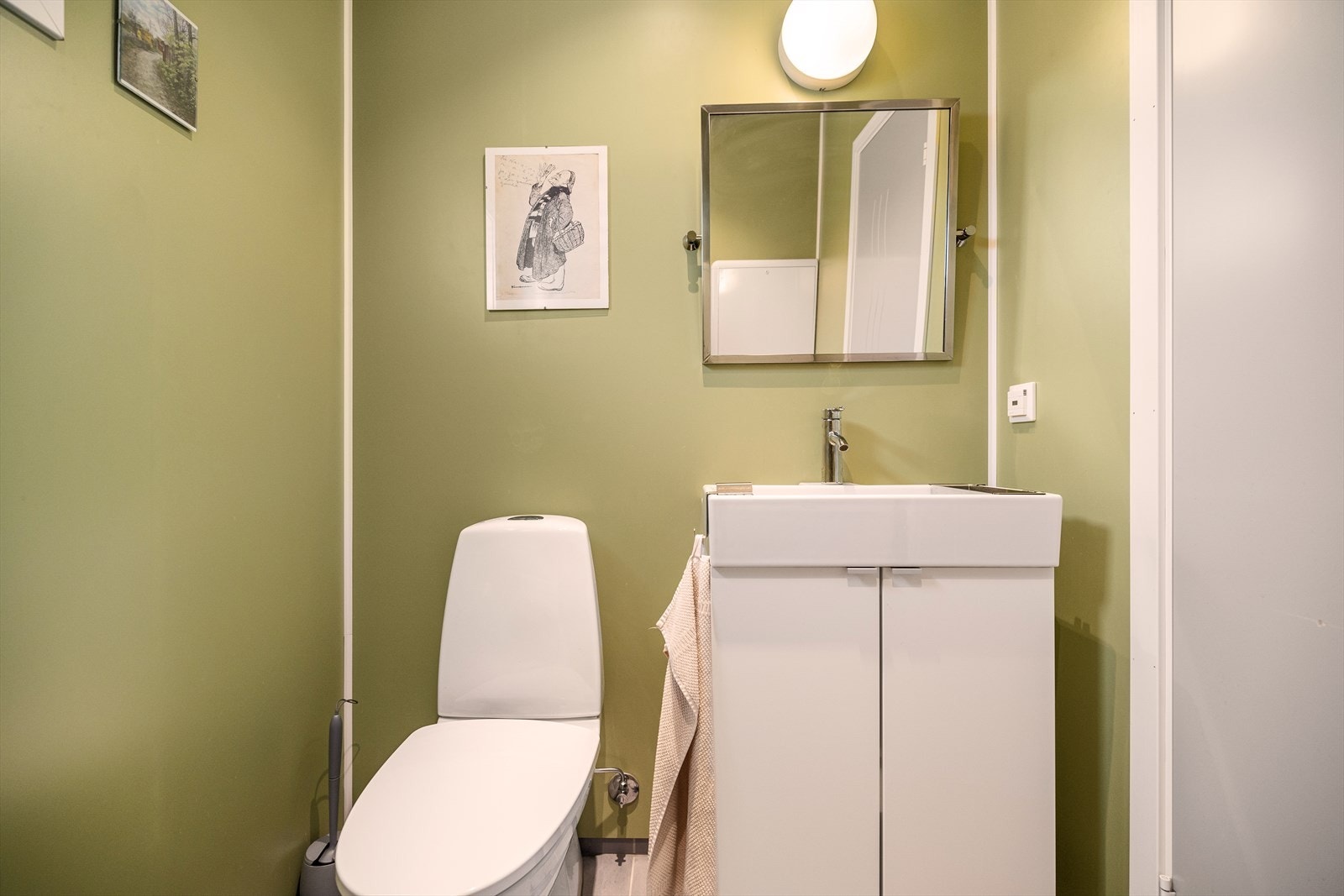 Praktisk med ekstra toalett i i tillegg til baderommet. Galleribilde