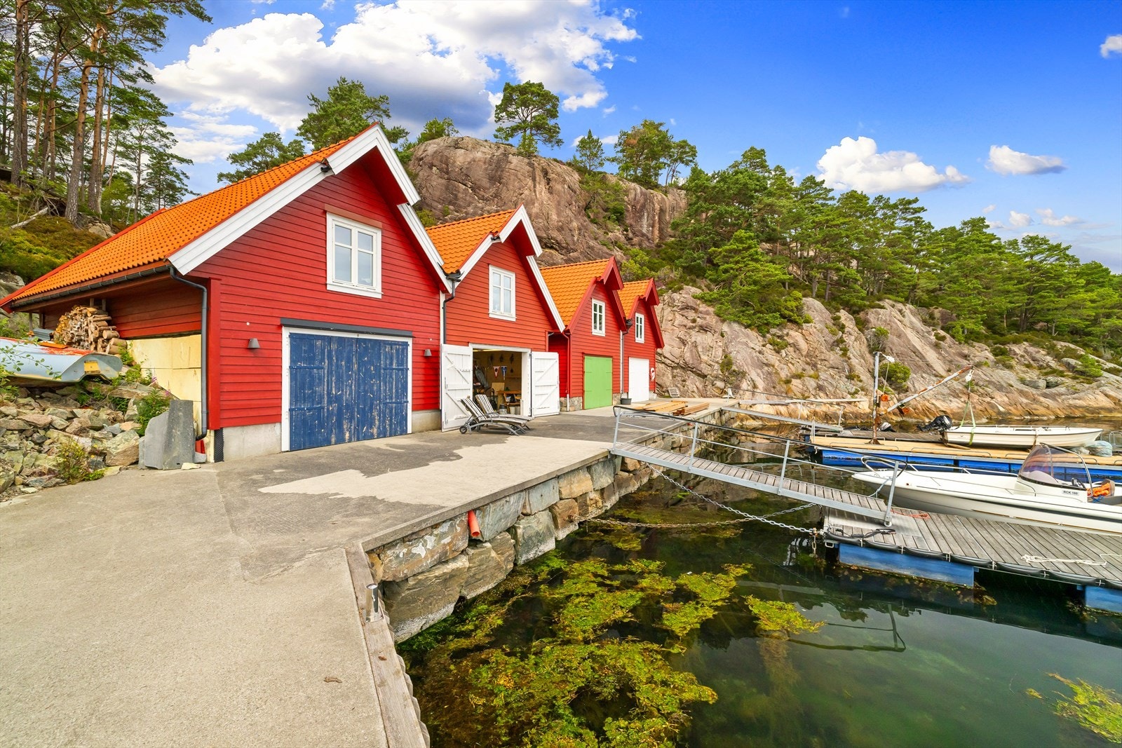 Idyllisk rødt naust, brygge og båtplass. Ligger ypperlig til rett nedenfor hytten. Galleribilde