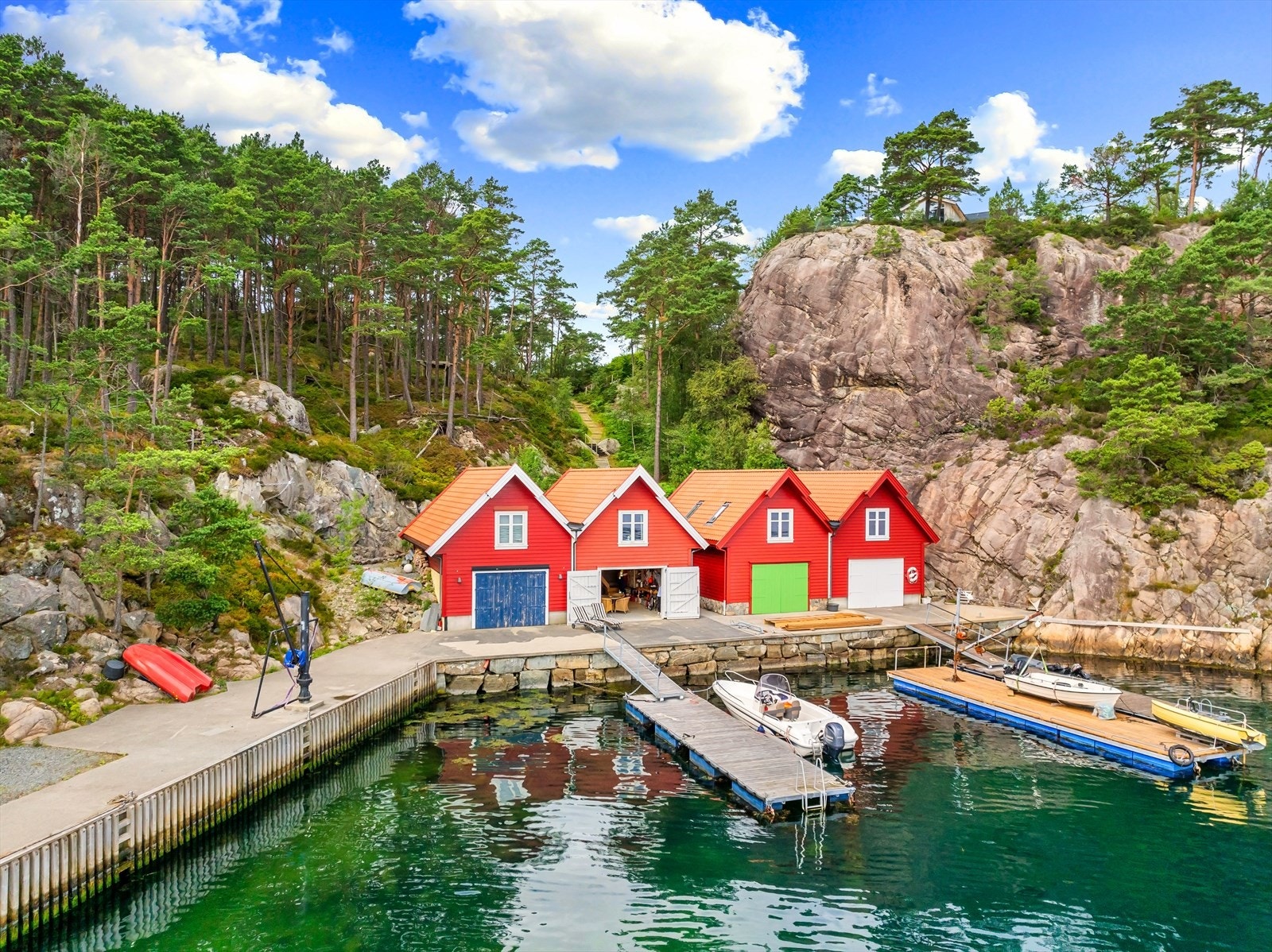 Det er nøstet med de åpne dørene som medfølger i handelen. Galleribilde