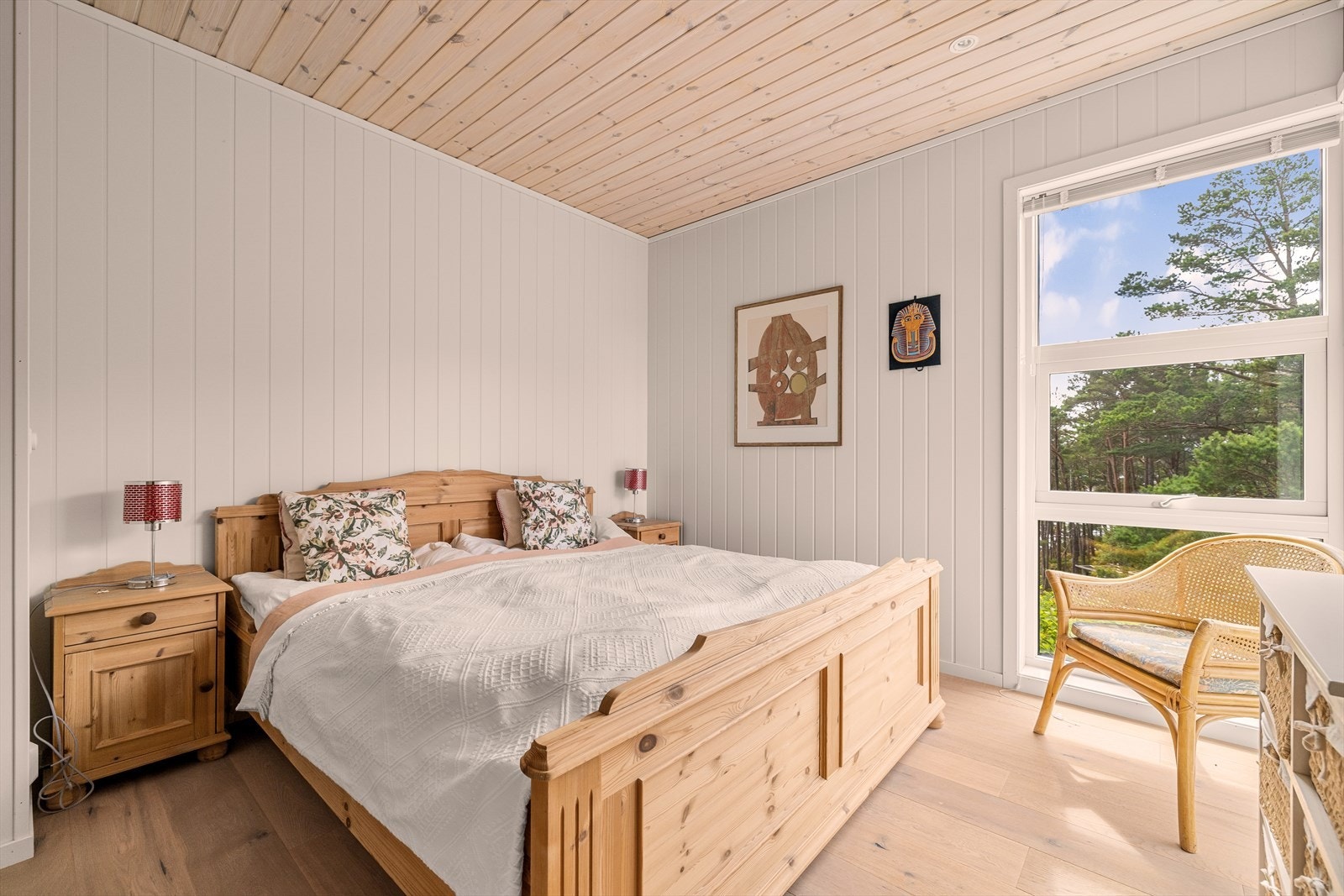 Lyst soverom med store vinduer som gir flott utsikt mot naturen. Perfekt for avslapning i rolige omgivelser. Galleribilde