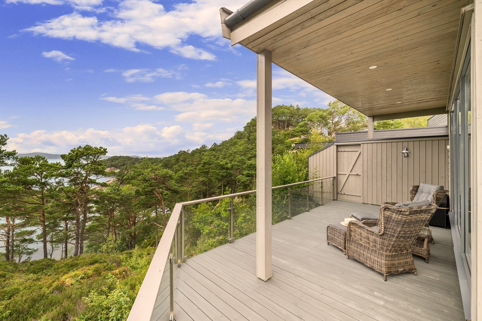 Verandaen går rundt halve hytten med panoramautsikt over naturskjønne omgivelser. Galleribilde