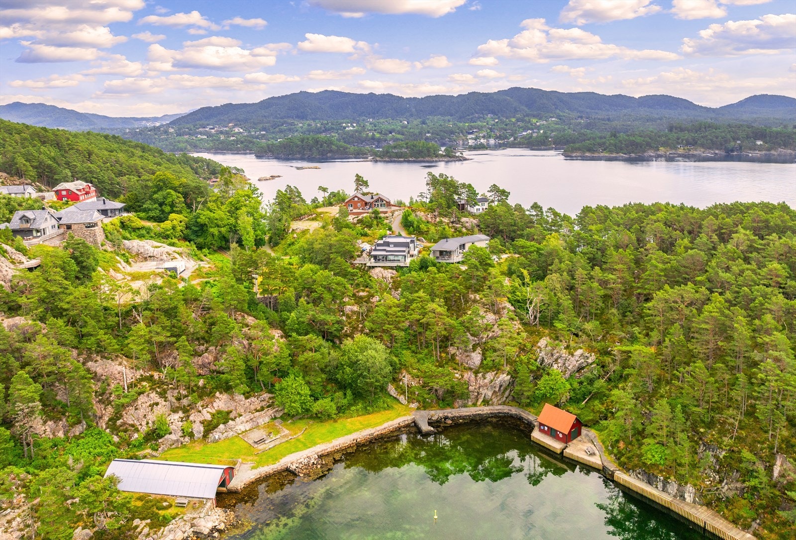 Fra hytten er det også kort vei til offentlig badeplass på Skorpo. Galleribilde