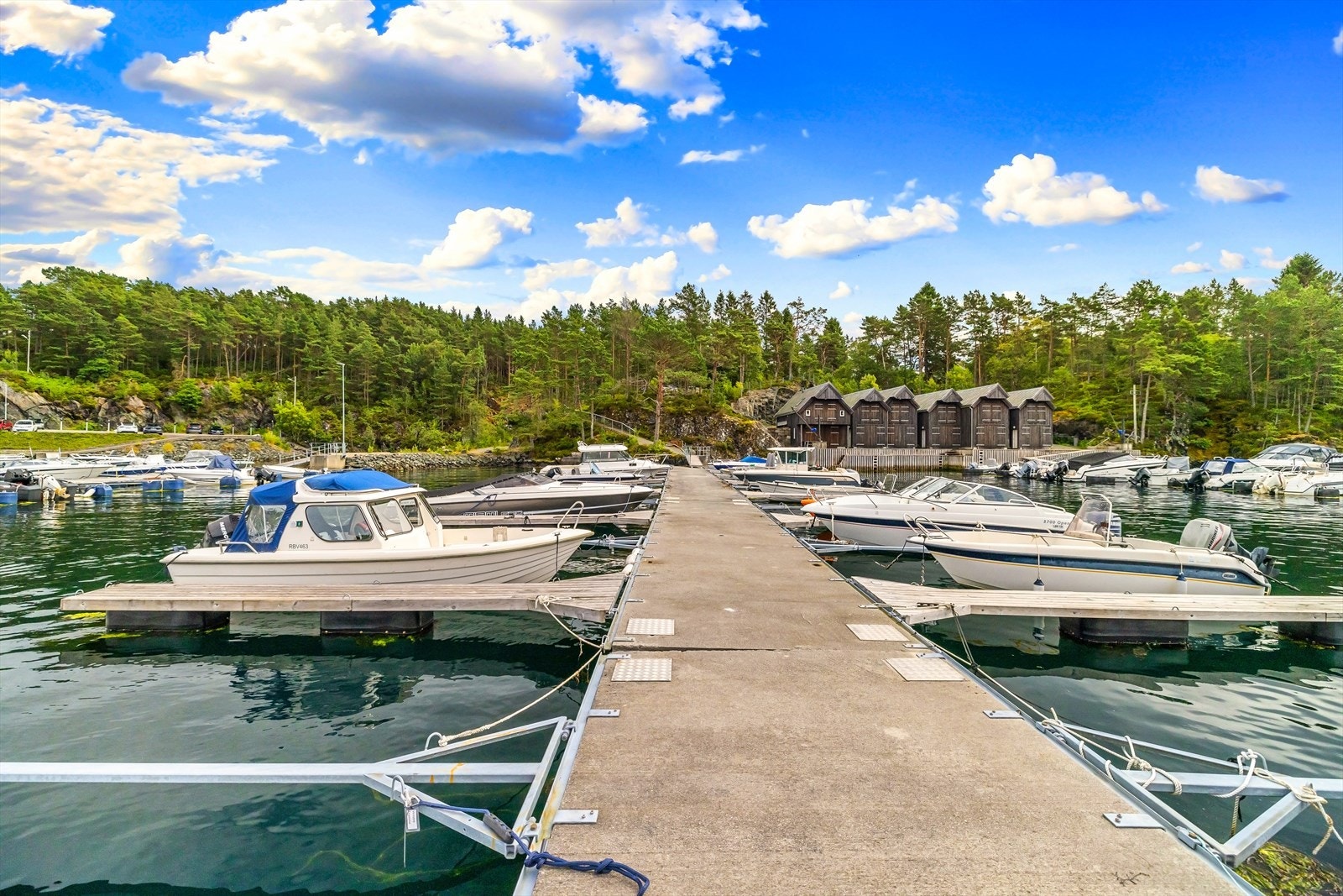 Oversikt over marina på landsiden - trygg og fin marina som er lite utsatt for vær og vind. Galleribilde