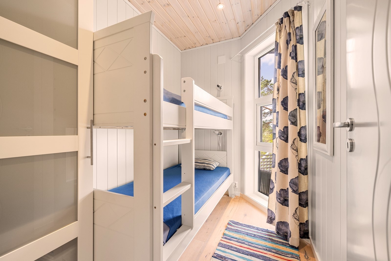 Første av fire soverom er på 4,7 m². Galleribilde