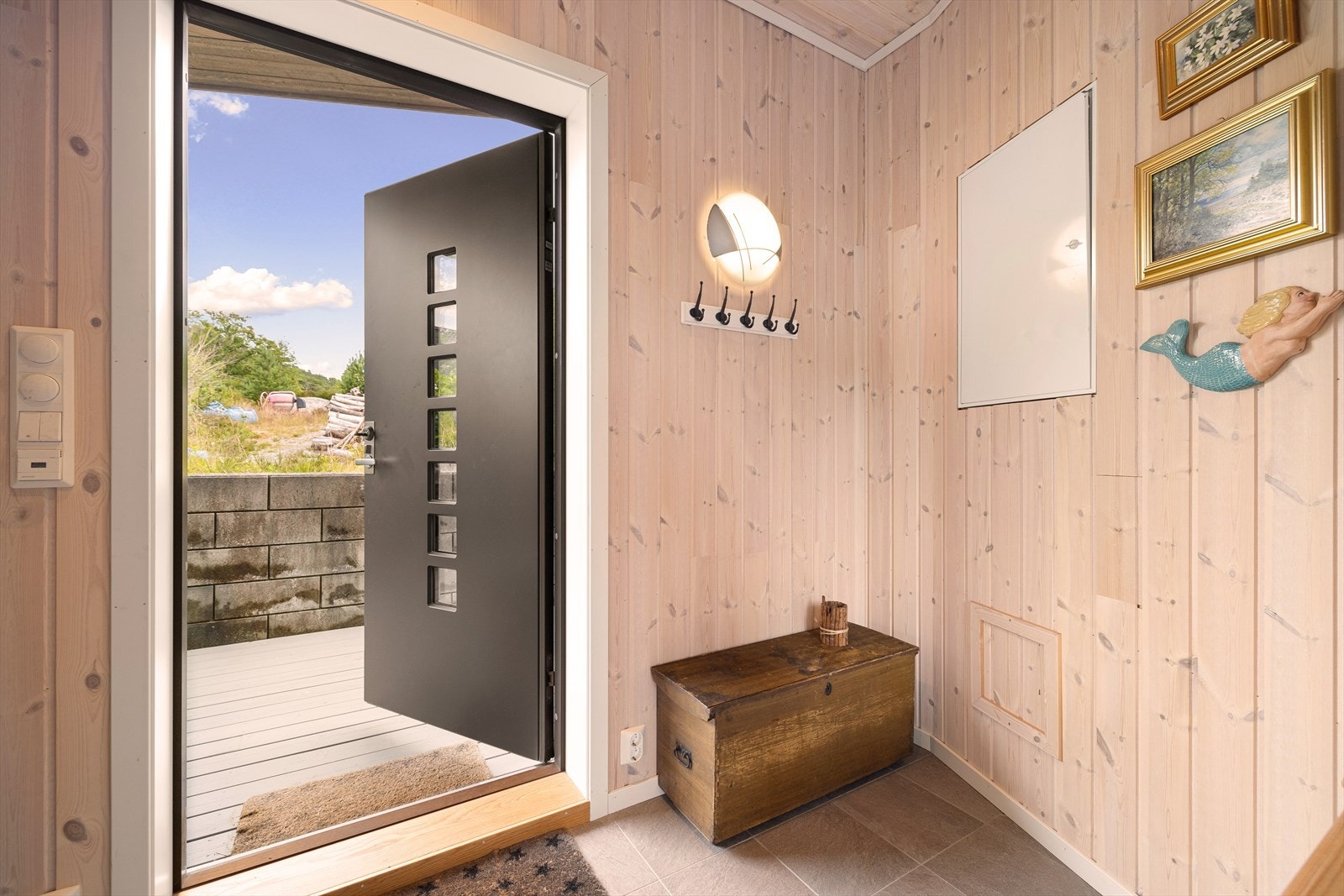 Velkommen inn i en lys og innbydende entré med moderne detaljer. Galleribilde