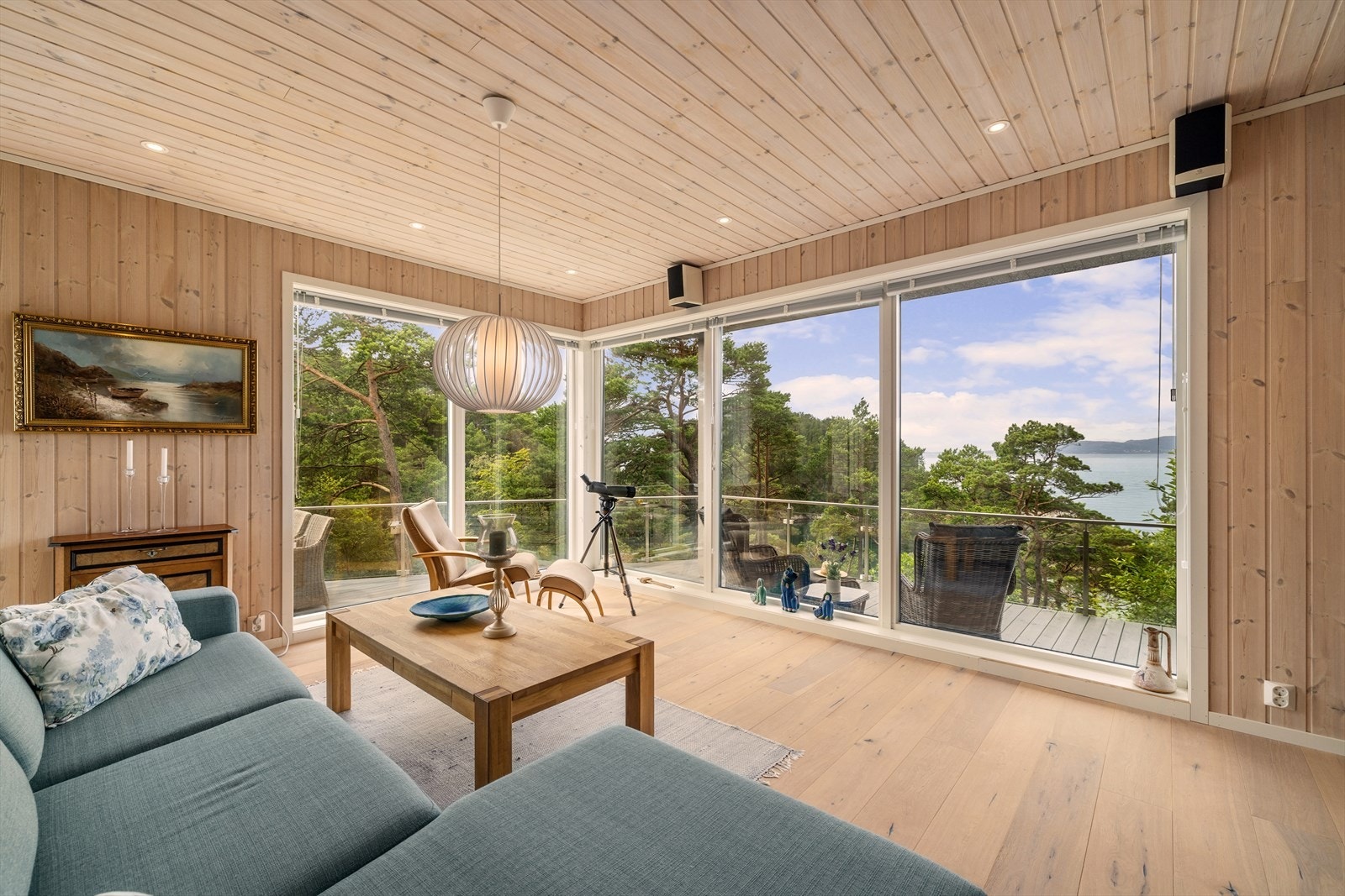 Lys og romslig sittegruppe mot store vindusflater med fantastisk. Galleribilde