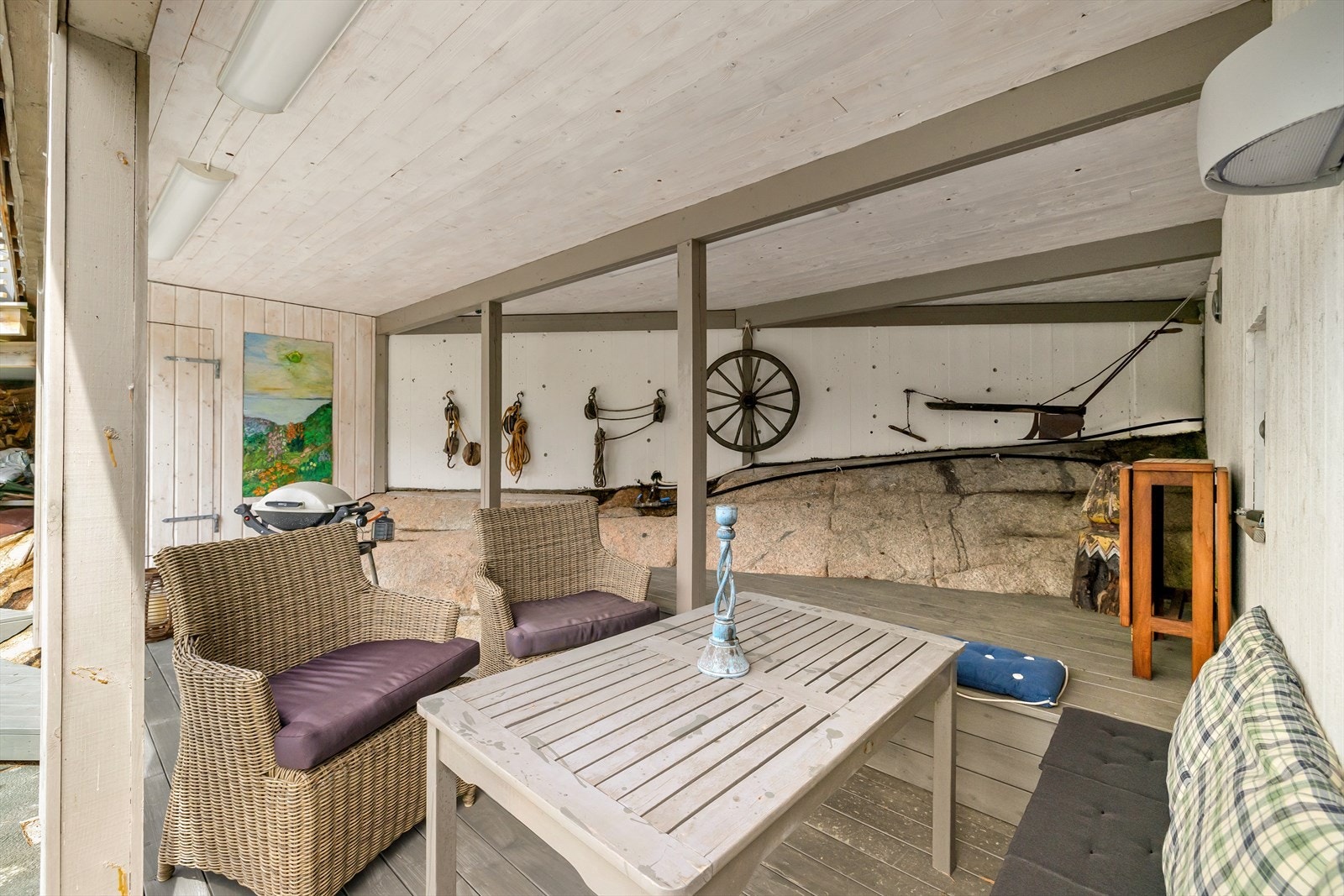 Sjarmerende uteplass med tak om du vil sitte ute se våte dagene, perfekt for avslapning og sosiale stunder. Galleribilde