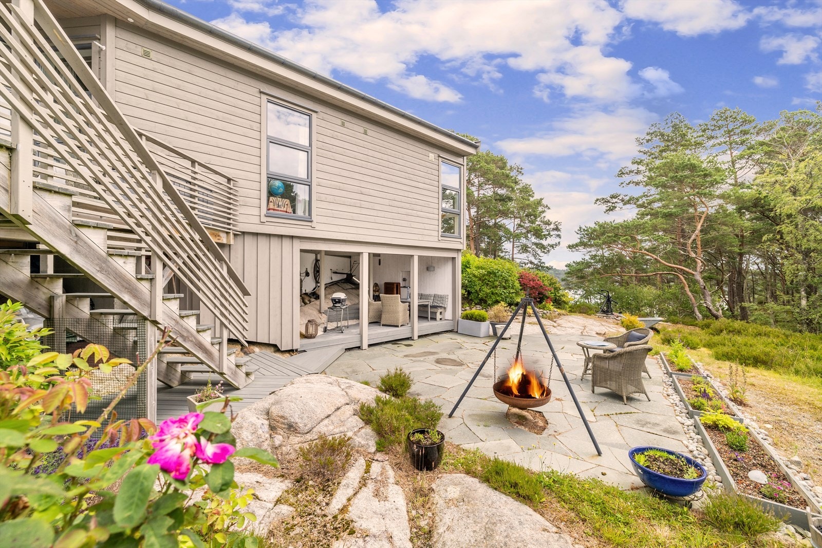 Uteområdet på bakkeplan med plass til bålpanne. Perfekt for de hyggelige sommerkveldene. Galleribilde