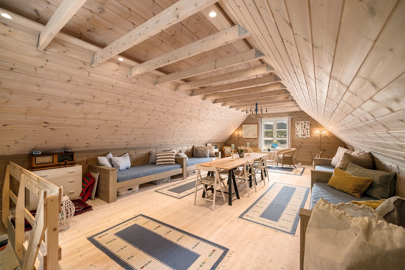 Lys og romslig loftstue på nøstet med god plass til avslapping eller sosiale sammenkomster. Galleribilde