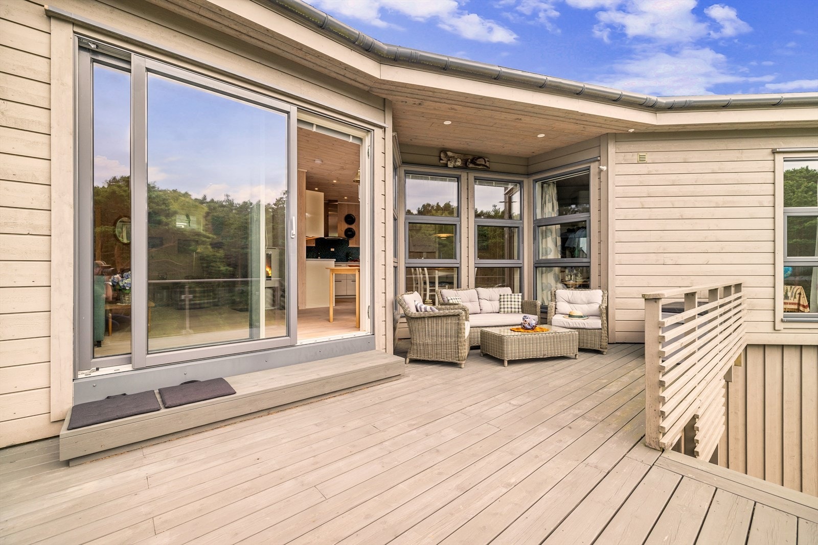 Skyvedør direkte ut fra stue/kjøkken. Galleribilde