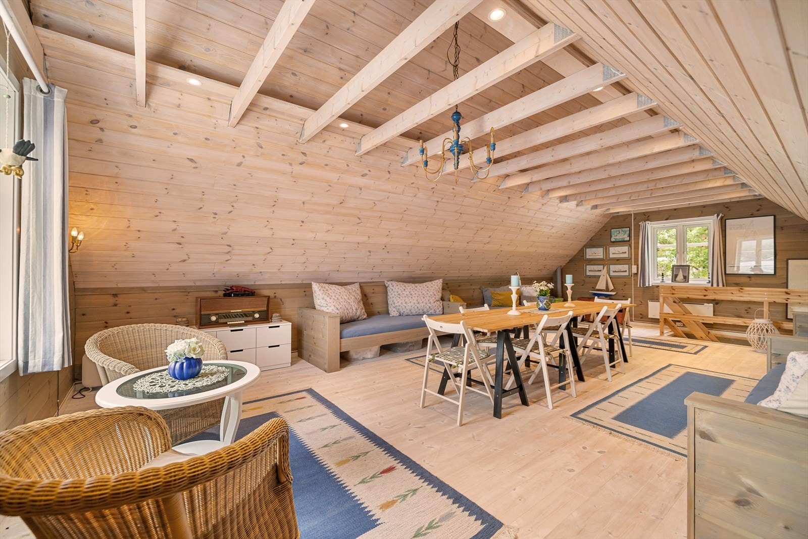 Loftstuen har 4 sengeplasser til gjester. Galleribilde