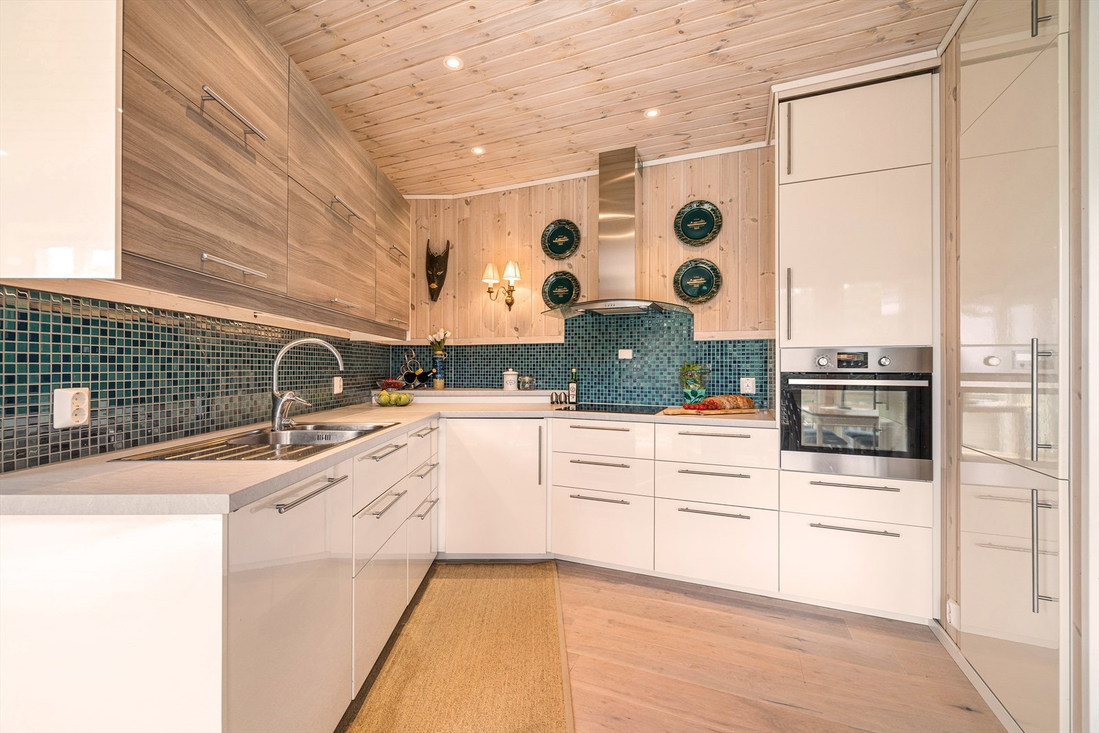 Innbygd stekeovn og integrert oppvaskmaskin og kjøle/fryseskap. Komfyrvakt montert ved platetopp. Galleribilde