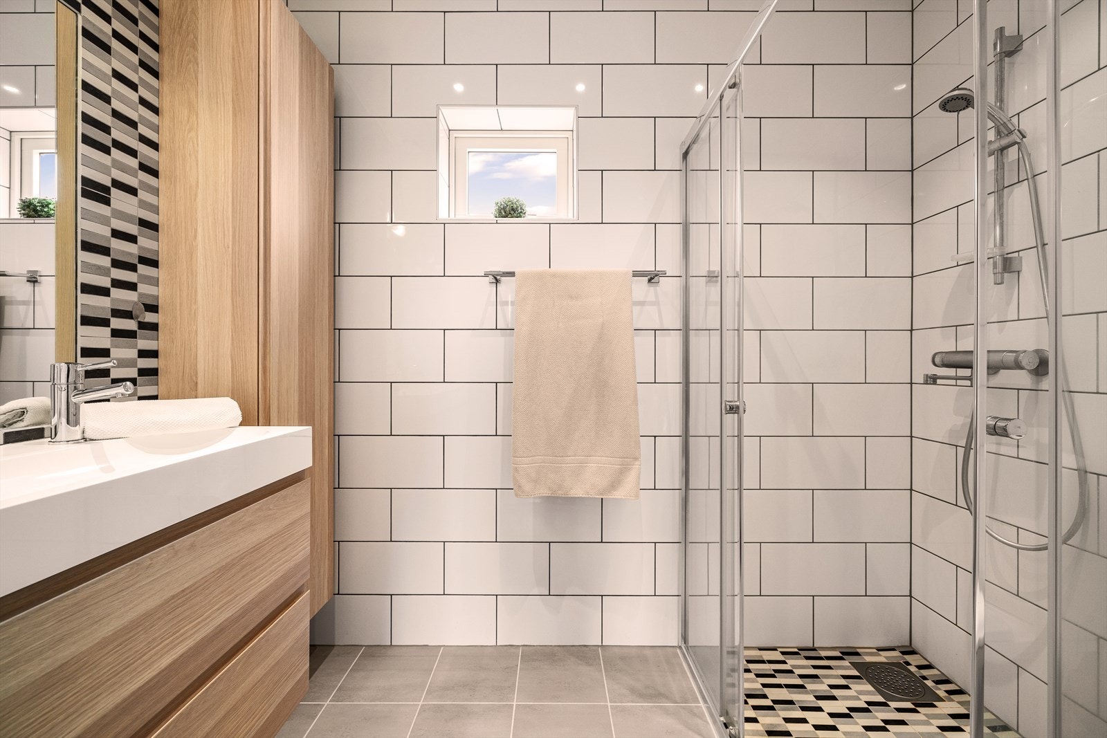 Badet på ca. 4,0 m² er fra 2010 og er helfliset med varmekabler i gulv. Galleribilde