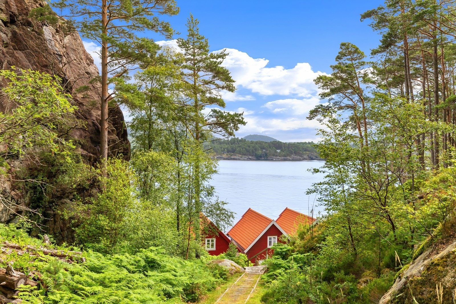 Trapp/sti ned til nøstet fra hytten. Galleribilde