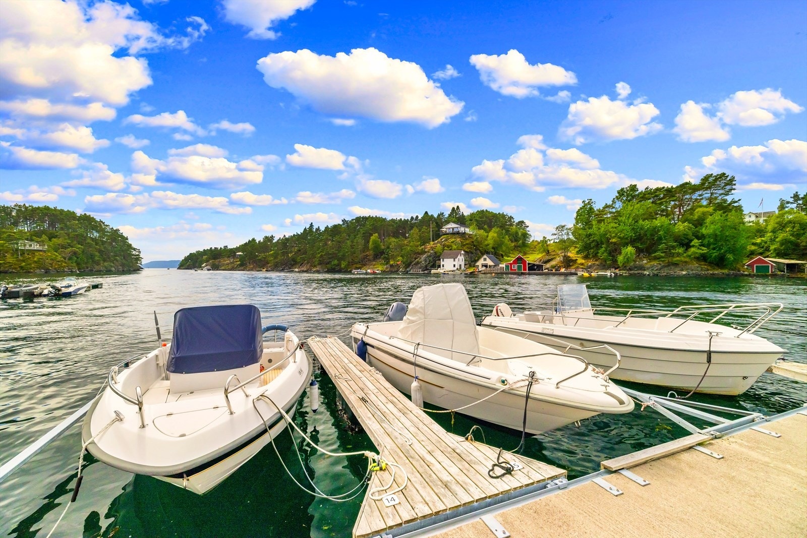 Båtplassen på landsiden - marinaen er skjermet lett tilgjengelig. Galleribilde