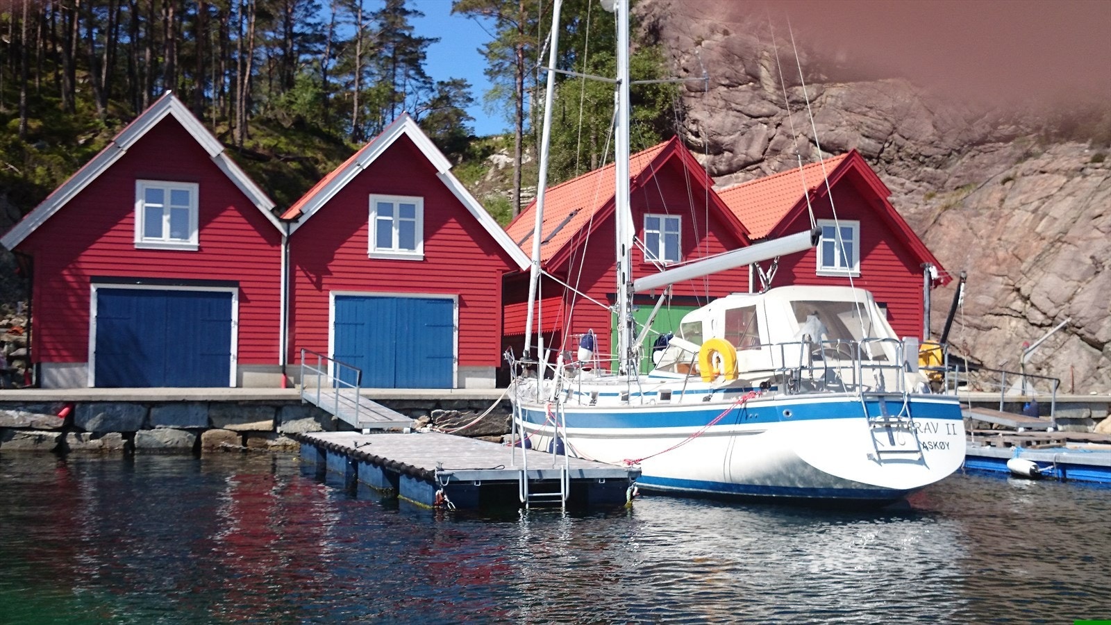 Plass til større båter, som denne seilbåten, ved egen flytebrygge. Galleribilde