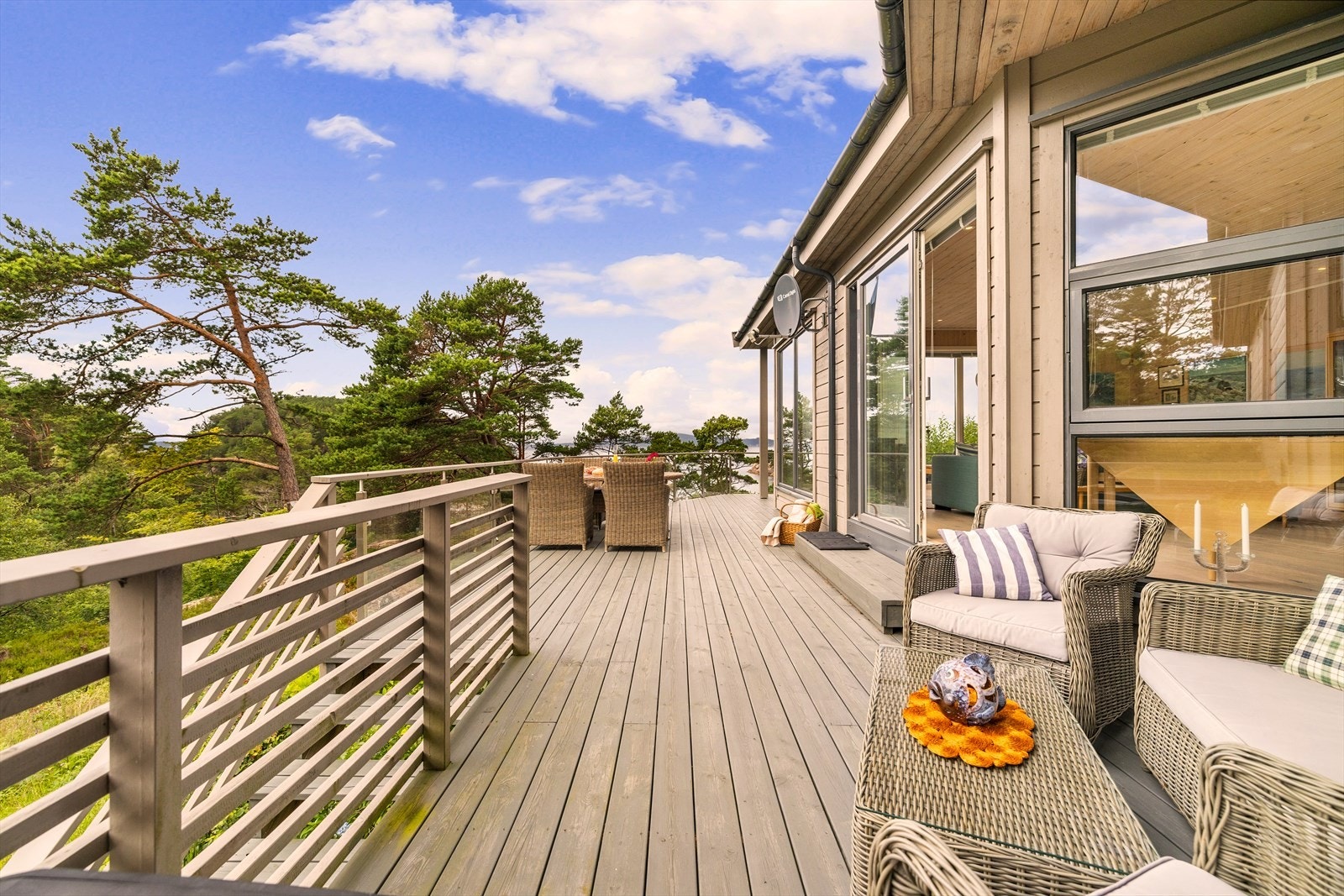 Moderne terrasse med fantastisk utsikt over naturskjønne omgivelser. Galleribilde