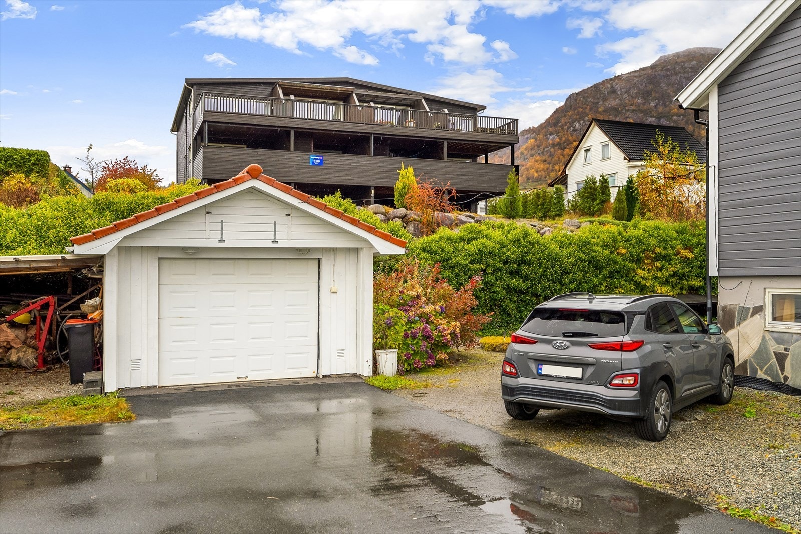 God plass til parkering i garasje og gårdsrom. Galleribilde