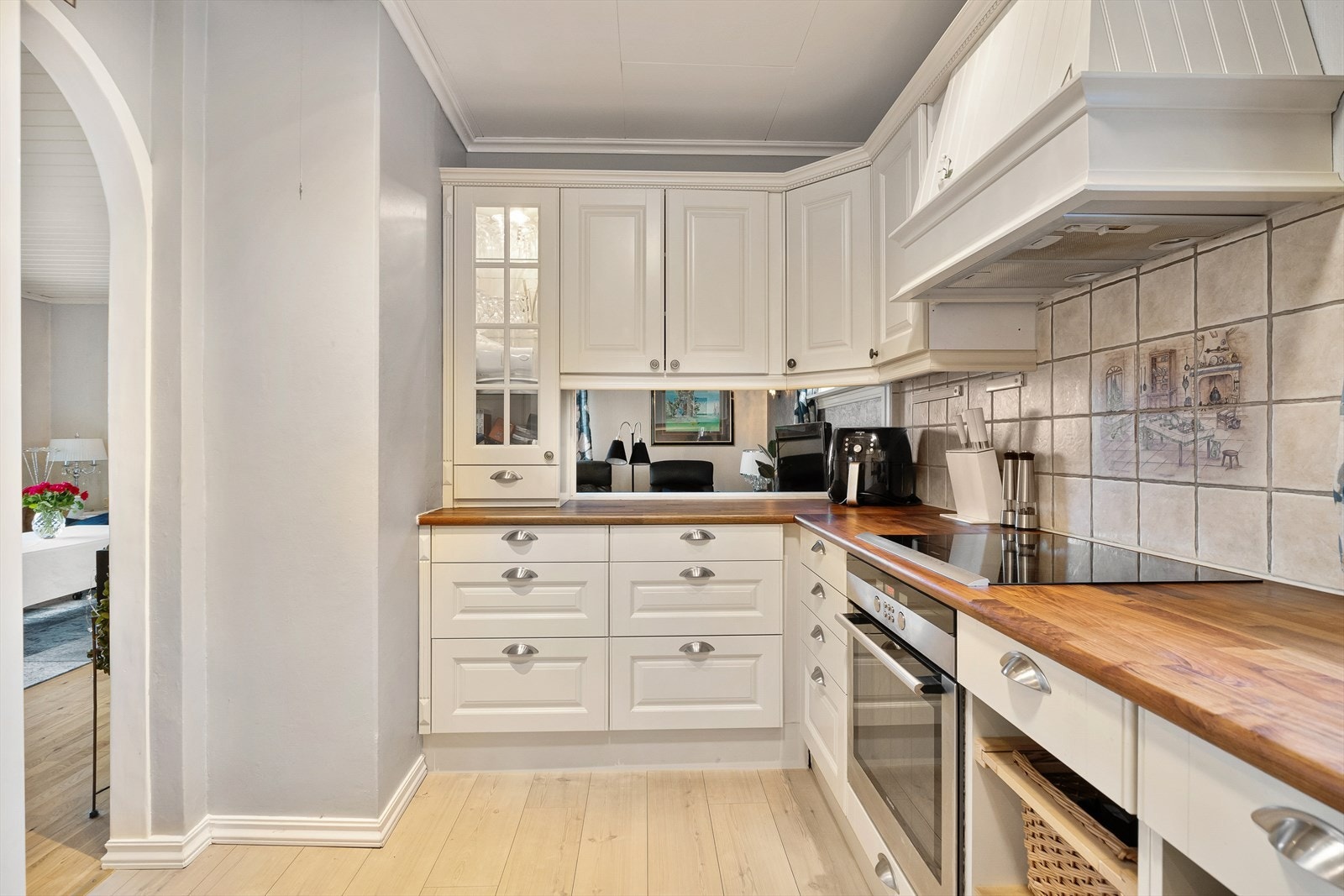 Her har du også en praktisk serveringsluke ut til stuen. Galleribilde