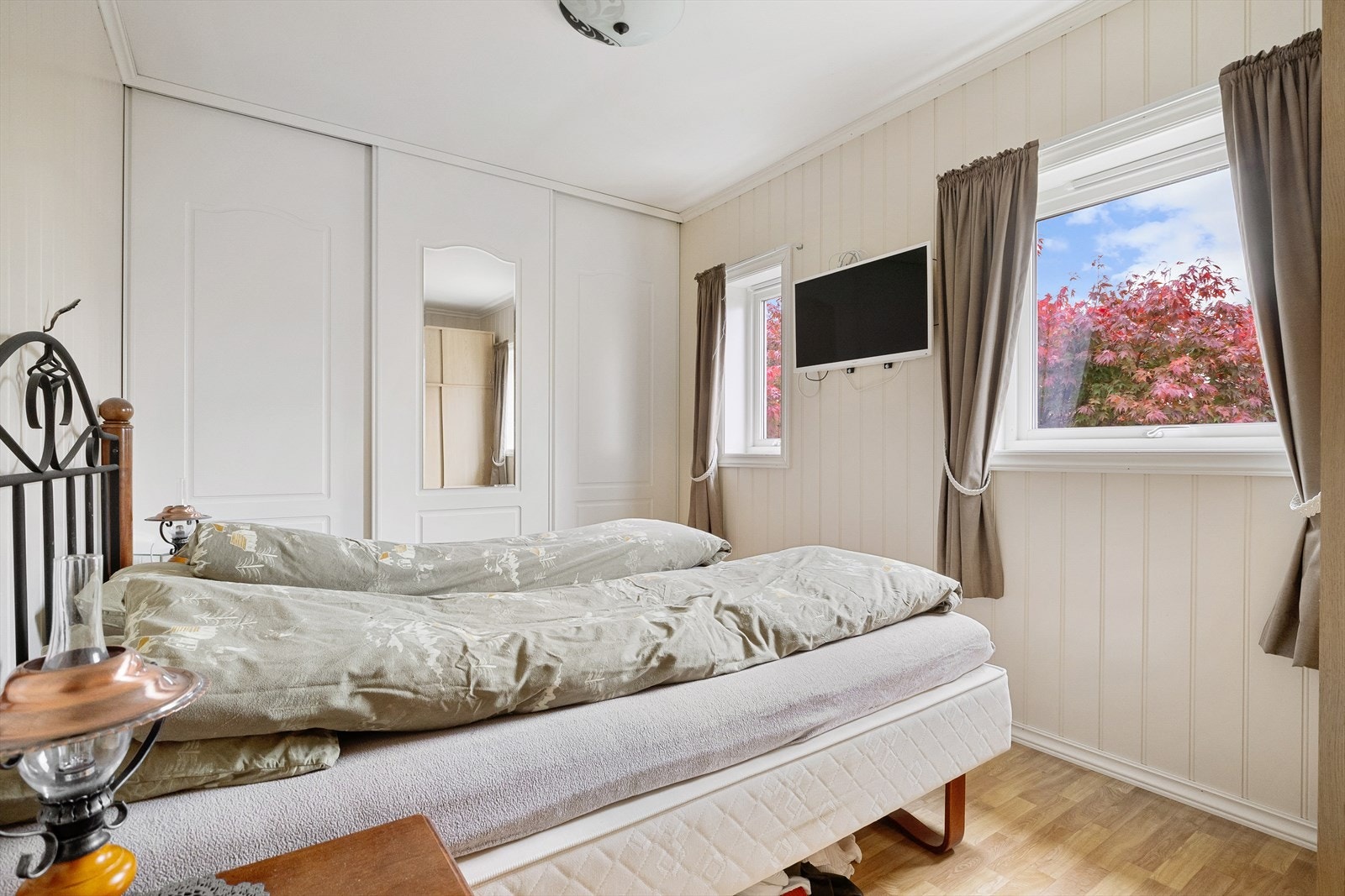 Hovedsoverom med plassbygget skyvedørsgarderobe. Galleribilde