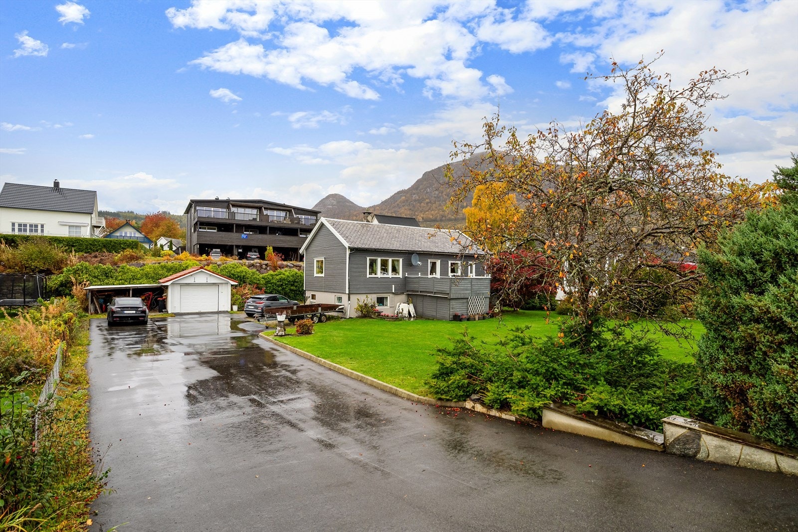 Her bor du med en attraktiv og barnevennlig beliggenhet, med kort vei til sentrum. Galleribilde