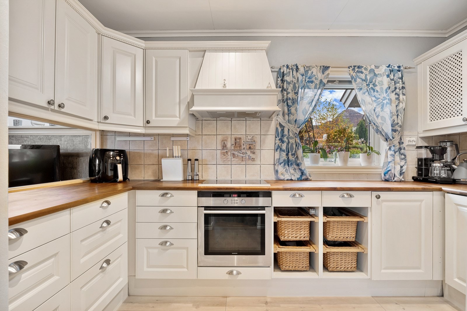 Kjøkkenet er også av god størrelse med mye benke- og lagringsplass. Galleribilde