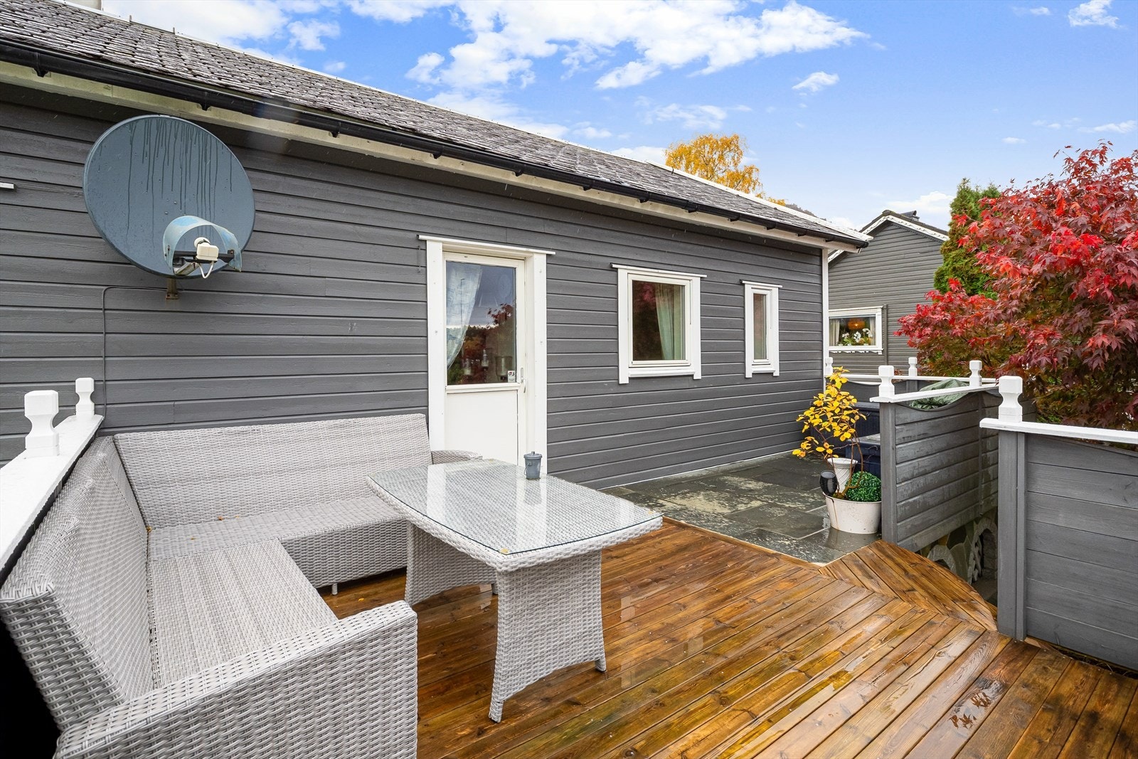 Fra stuen er det også utgang til en herlig terrasse med plass til møblement og grill. Galleribilde