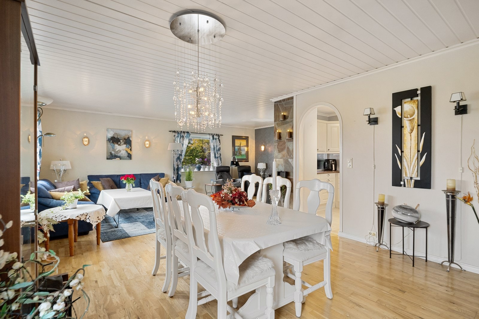 Naturlig plass til spisebord like ved inngang til kjøkken. Galleribilde