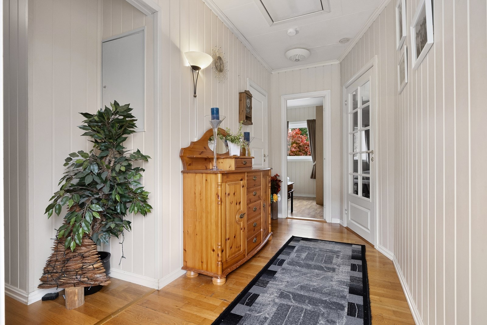 Lys entré med plass til å henge fra seg. Galleribilde