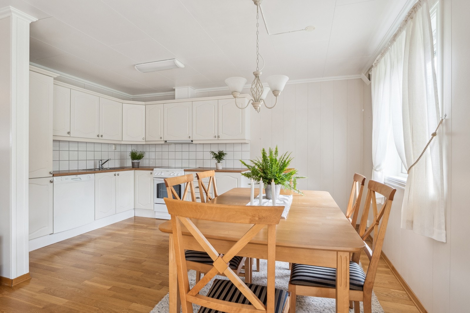 God plass til spisebord hvor hele familien kan samles Galleribilde