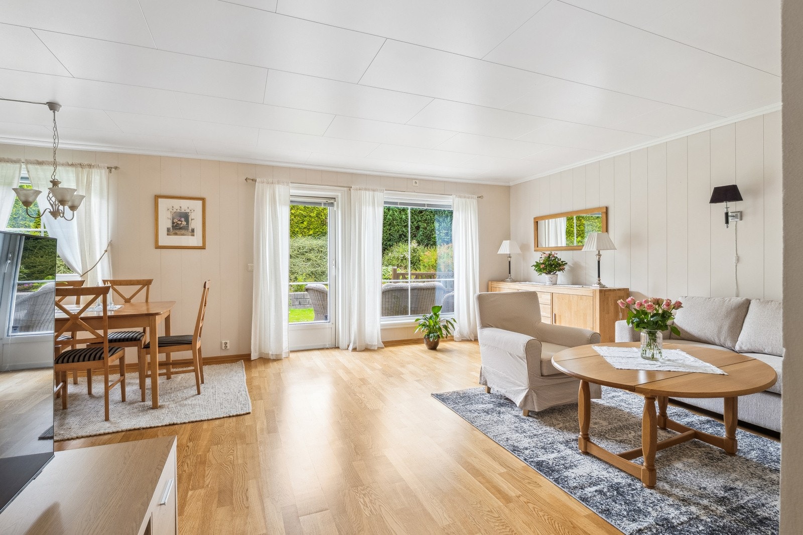 Romslig stue med utgang til herlig uteplass. Galleribilde