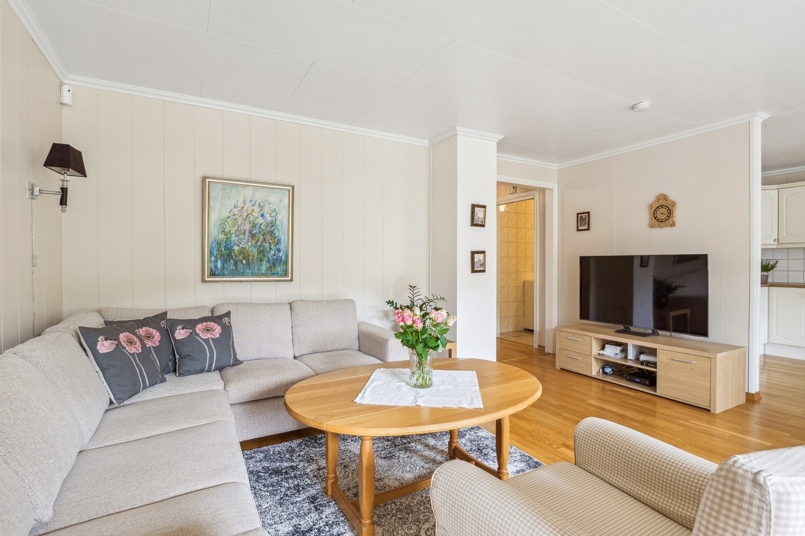 Stue med god plass til sofagruppe Galleribilde