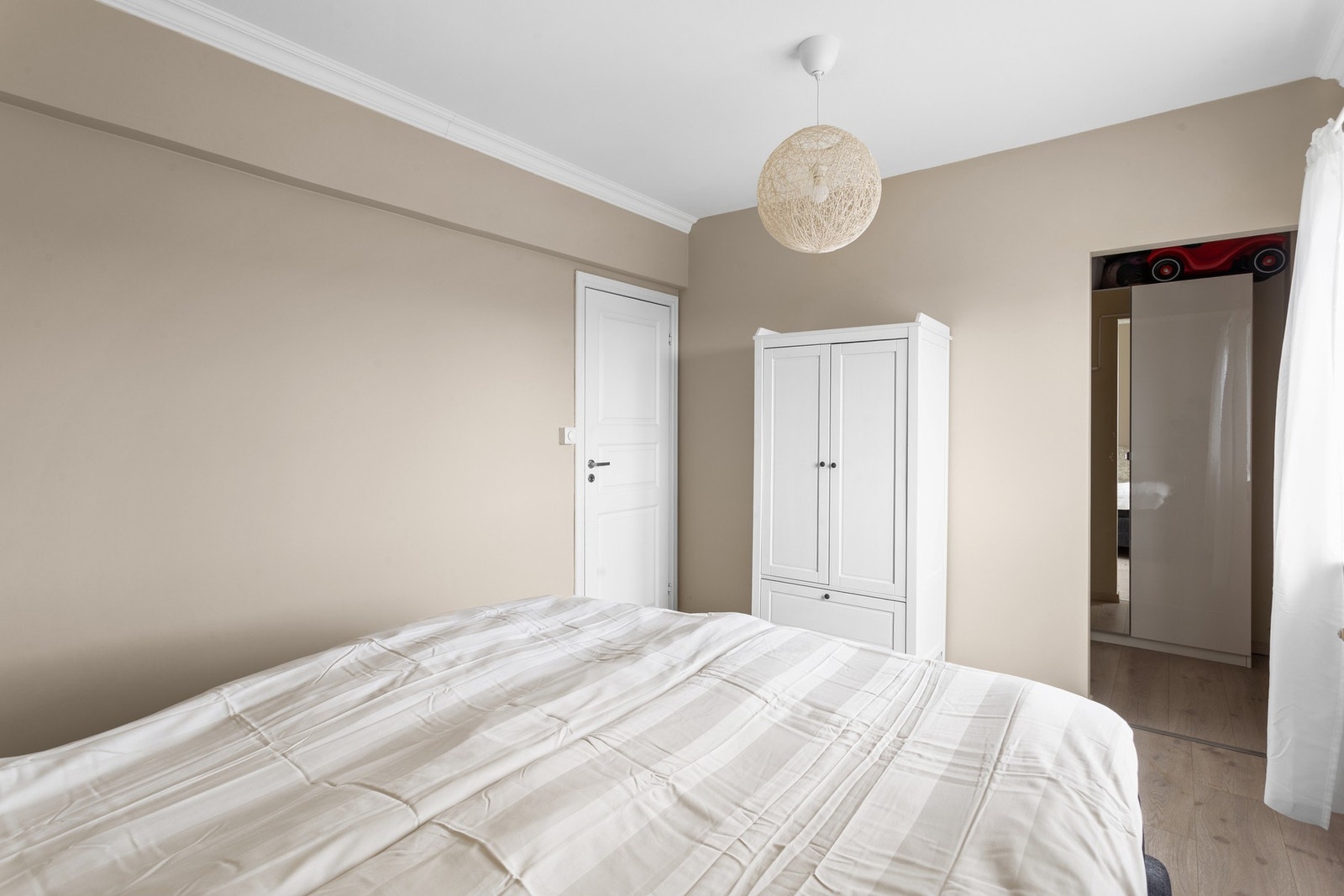 Fra soverommet er det adkomst til en praktisk walk-in. Galleribilde