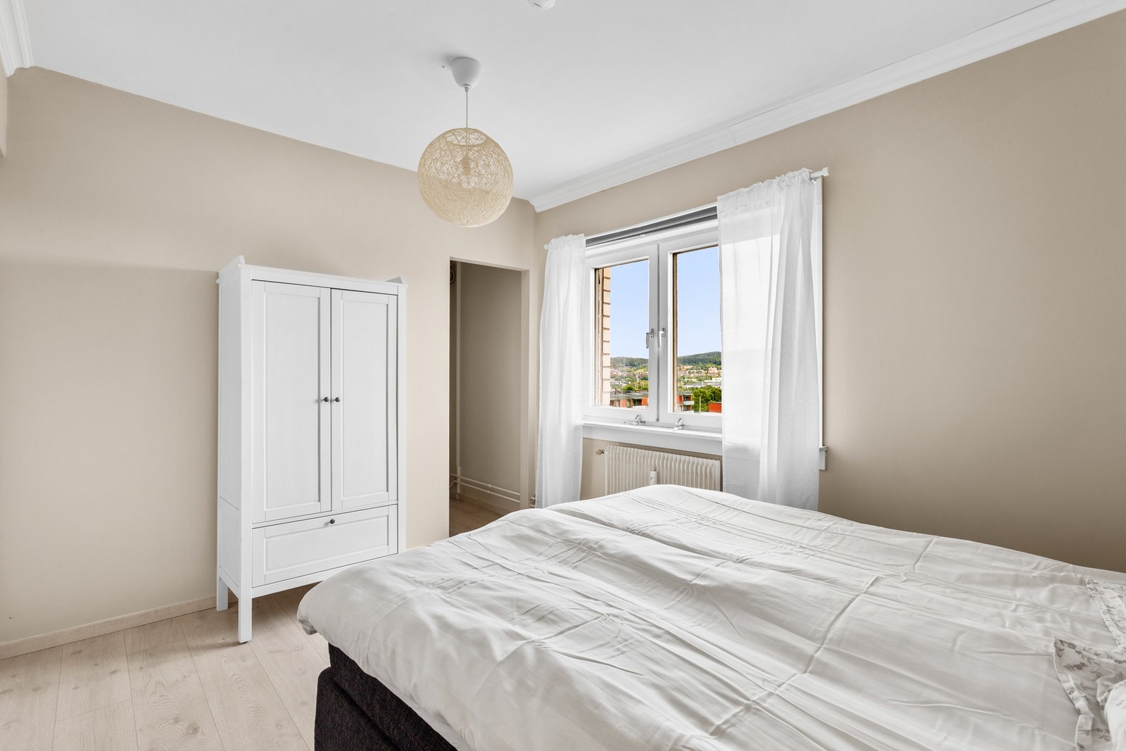 Beige vegger gir en rolig og avslappende stemning. Galleribilde