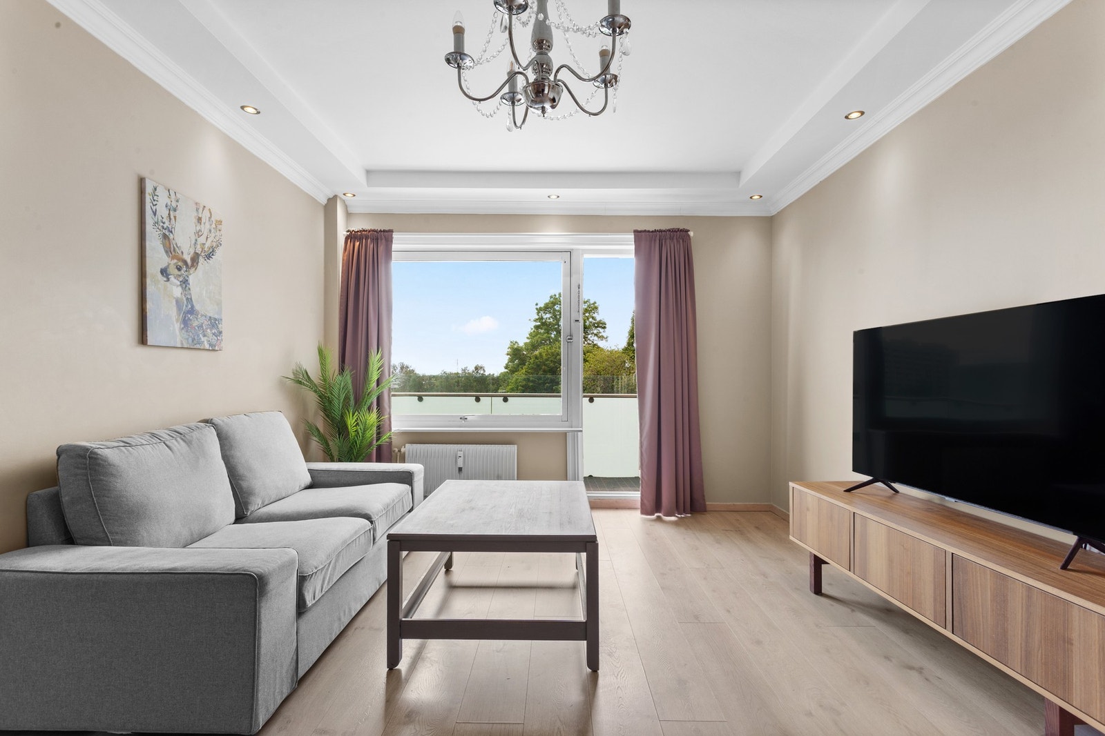 Sjekk ut denne flotte stuen! Romslig stue med nøytral fargepalett som gir en lun og rolig atmosfære. Galleribilde