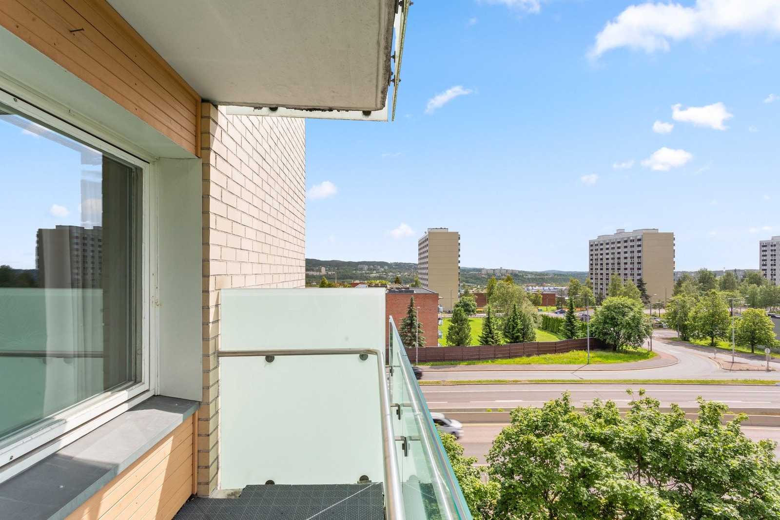 Balkongen fungerer godt til lufting eller som et lite pausepunkt i hverdagen. Galleribilde