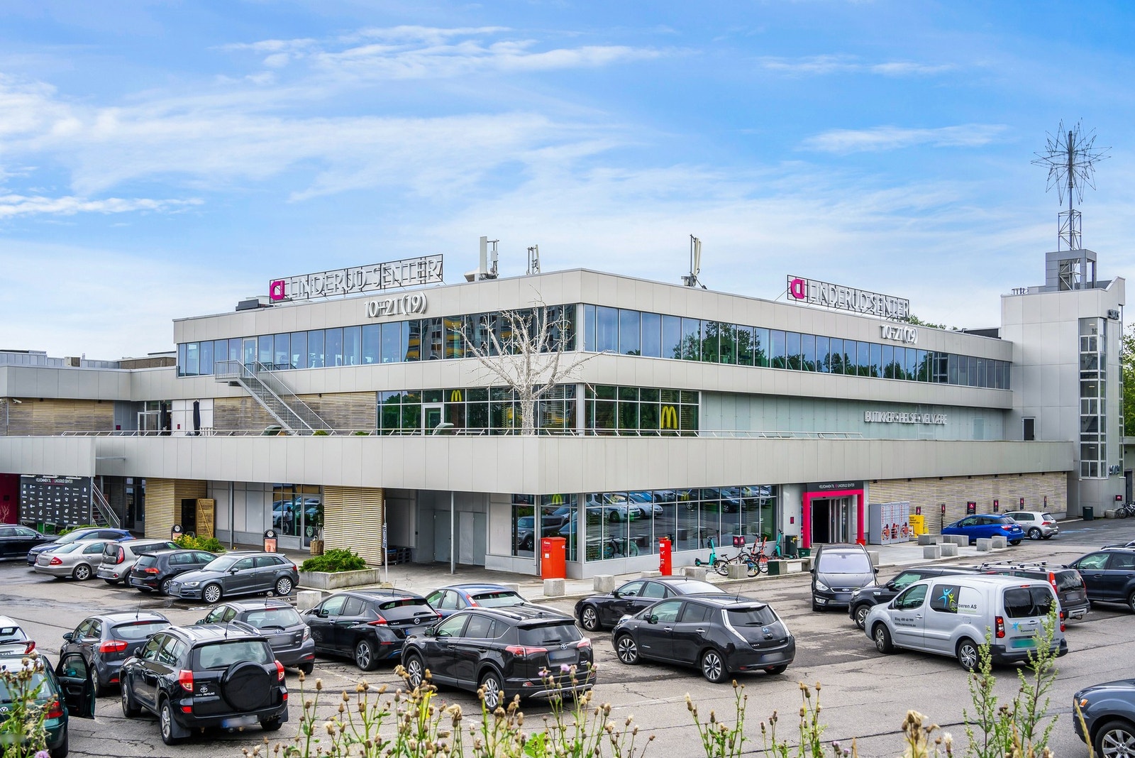 Linderud Senter er et lyst, moderne og trivelig senter med et sterkt lokalt engasjement, og et naturlig samlingspunkt for alle som bor i nærmiljøet. Galleribilde