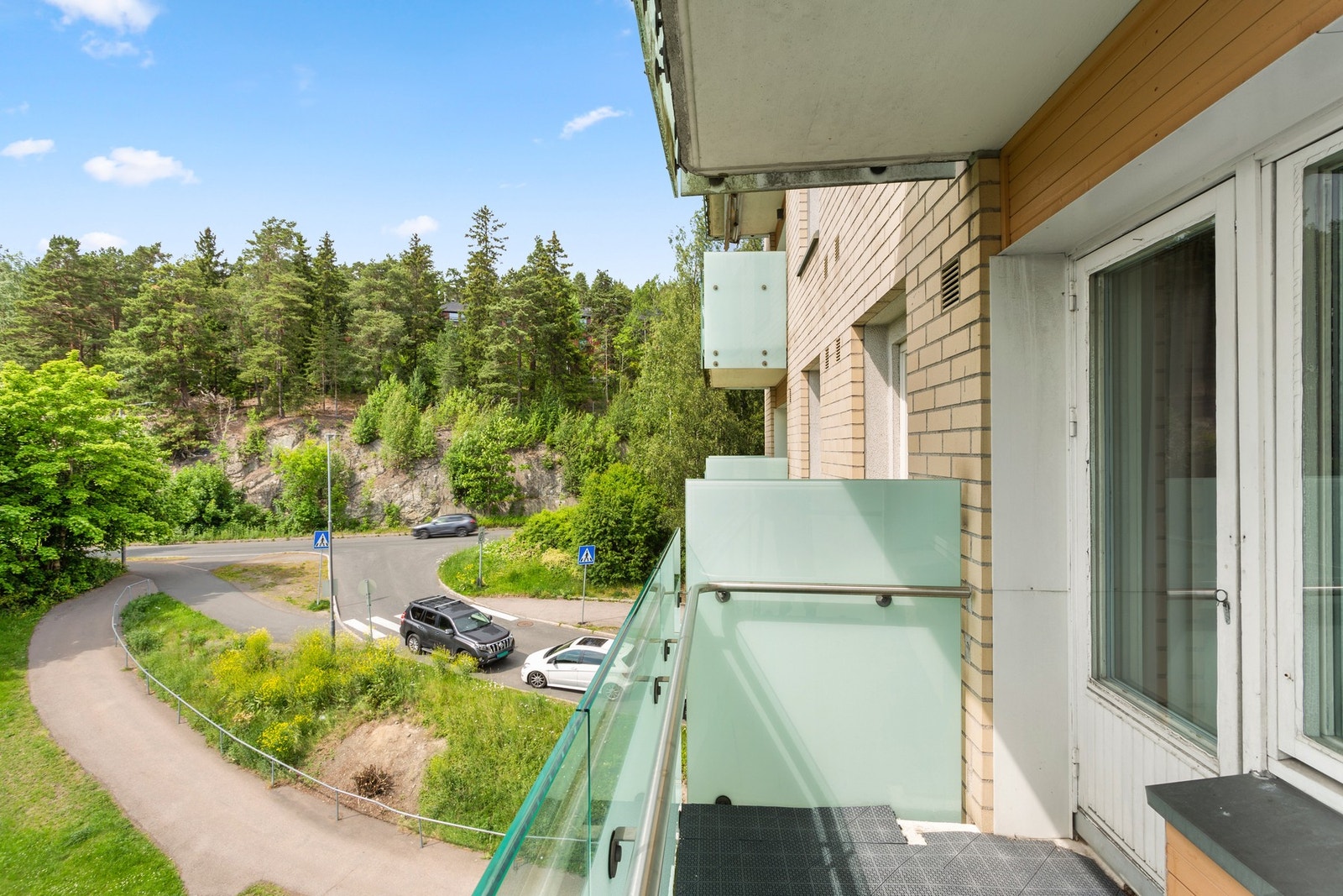 Her bor du sentralt med kort vei til både handel, kollektivtransport og fine turområder - perfekt for en enkel og komfortabel hverdag. Galleribilde