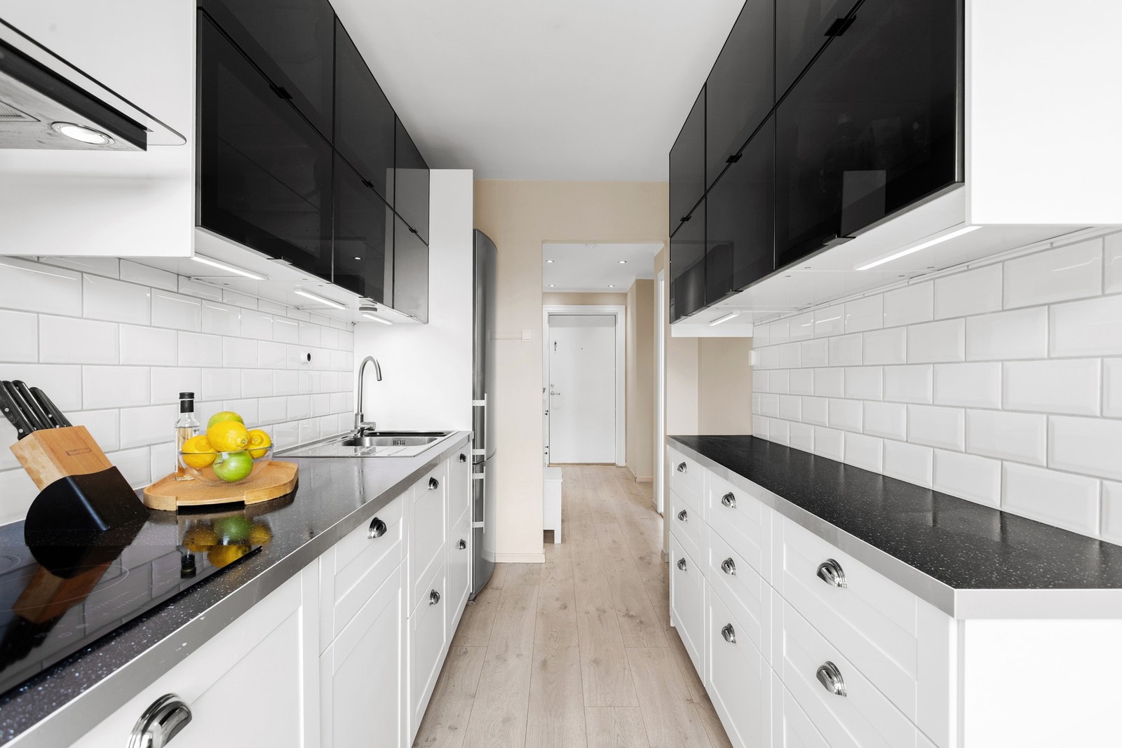 Kjøkkenet er utstyrt med hvitevarer som komfyr, platetopp, oppvaskmaskin, micro og frittstående kjøl/frys. Et funksjonelt rom for både hverdag og helgekos. Galleribilde