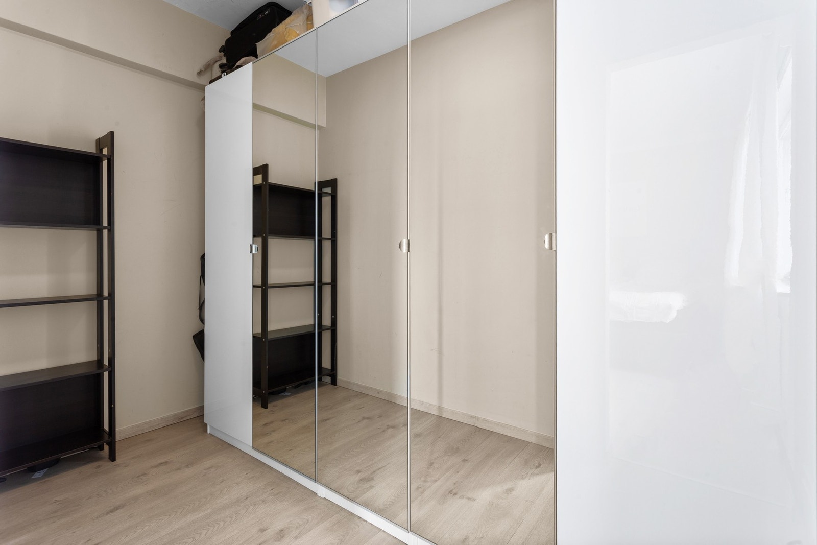 Dette er en walk-in garderobe med plass til smart innredning og god lagring. Galleribilde