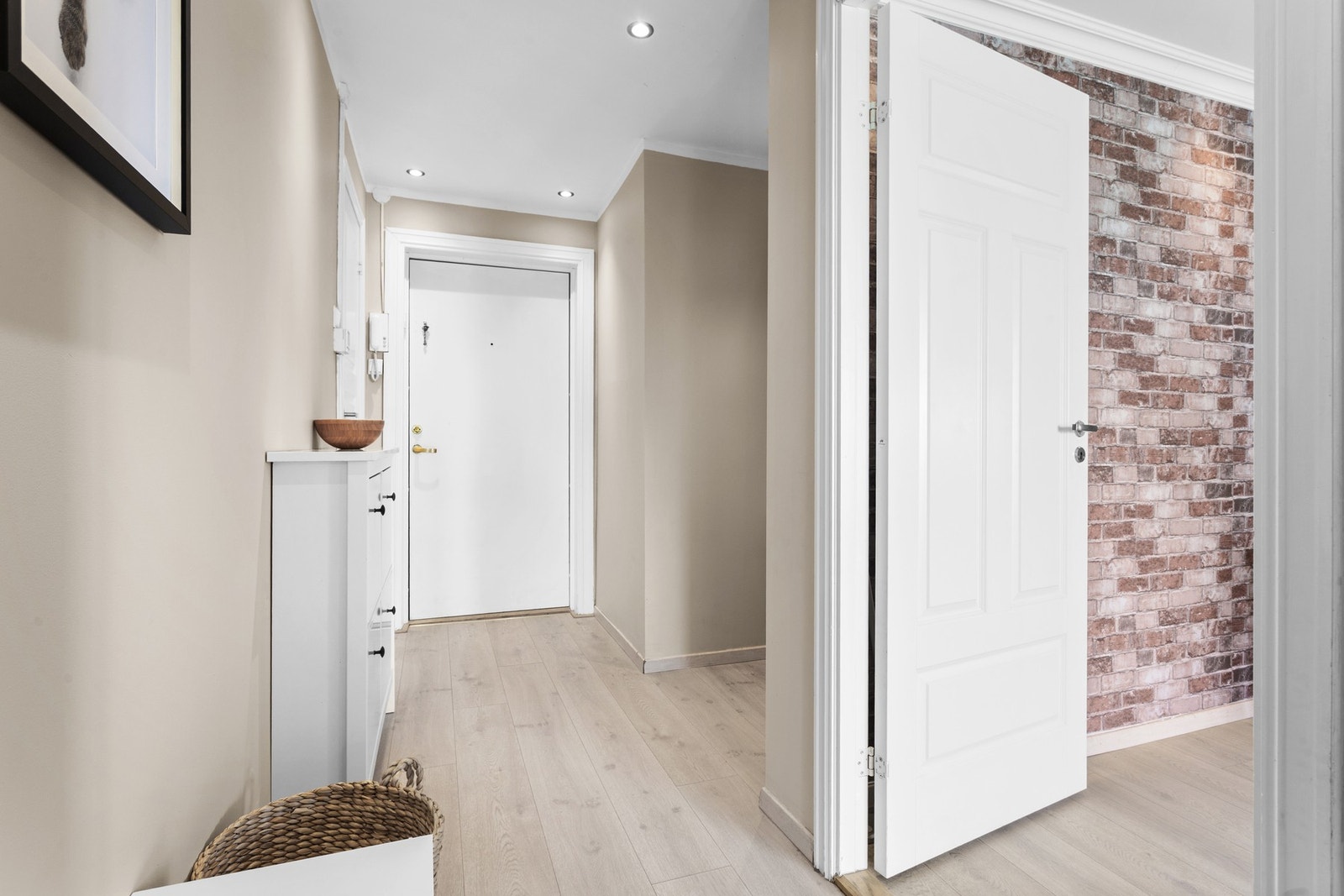 Det første som møter deg er en lys og innbydende entré med laminat på gulv og delikate beige vegger. Galleribilde