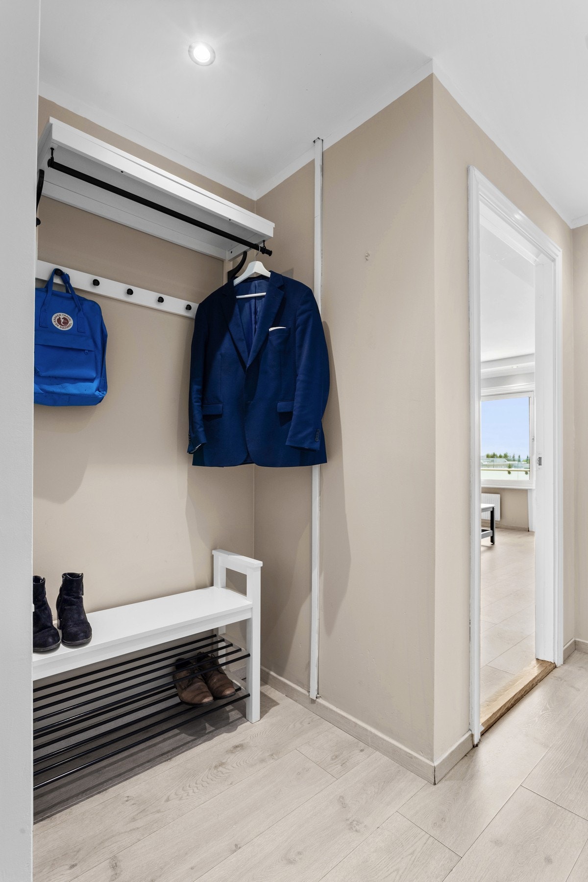 Her er det plass til både skohylle og knagger. Galleribilde