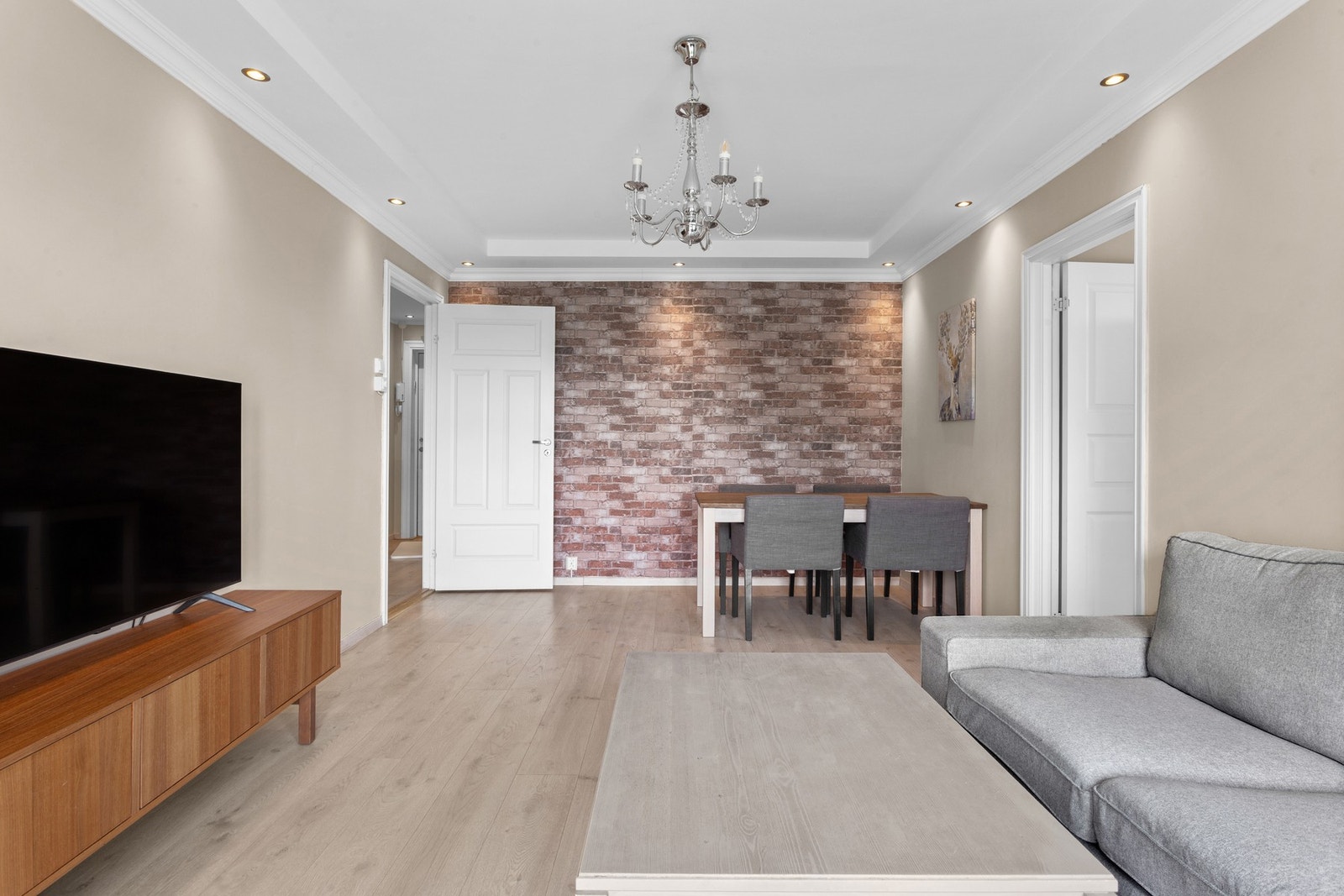 Det er naturlige soner for både sofagruppe, TV og spisebord, noe som gir gode møbleringsmuligheter. Galleribilde