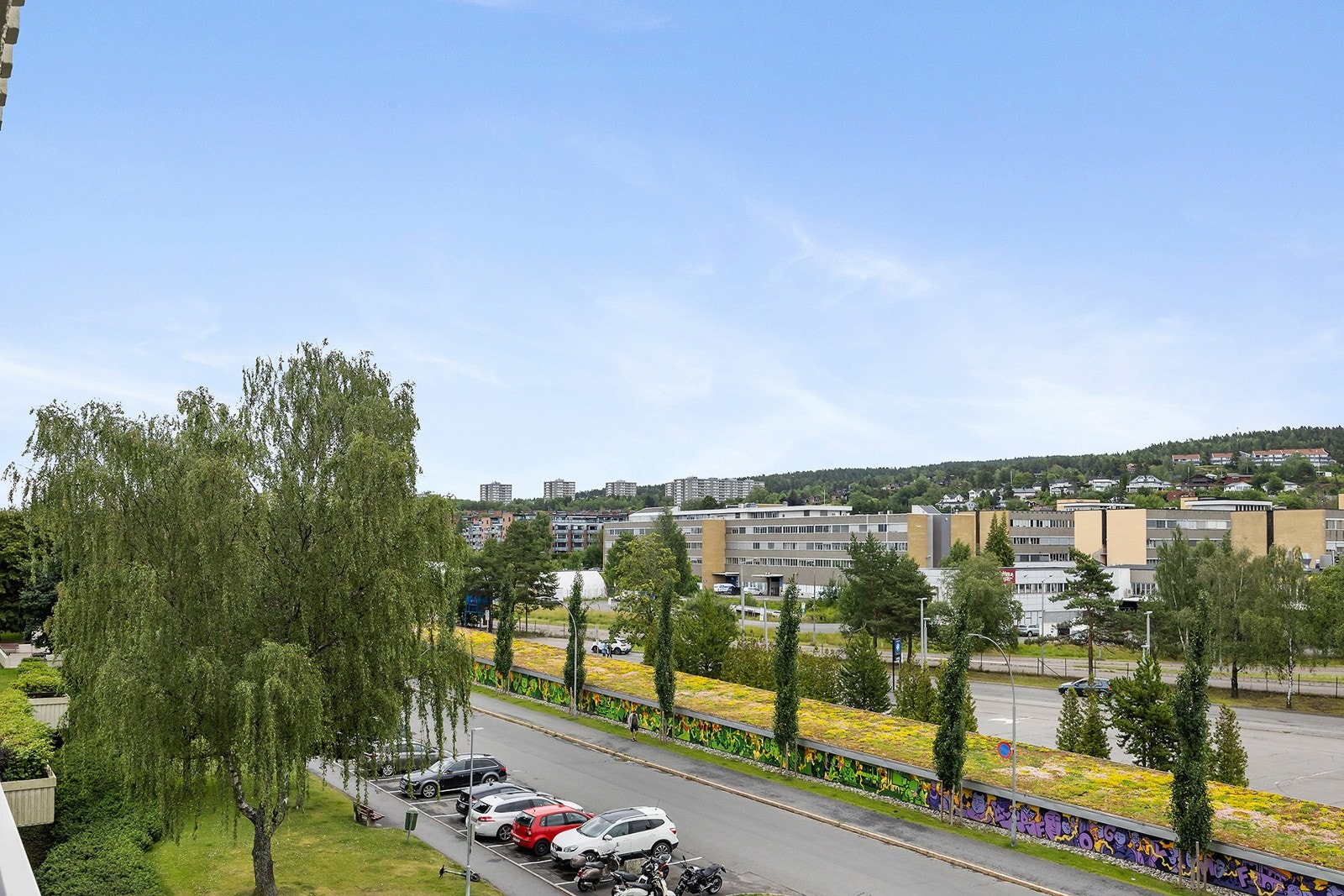 Utsikt fra balkongen mot nærområdet. Galleribilde