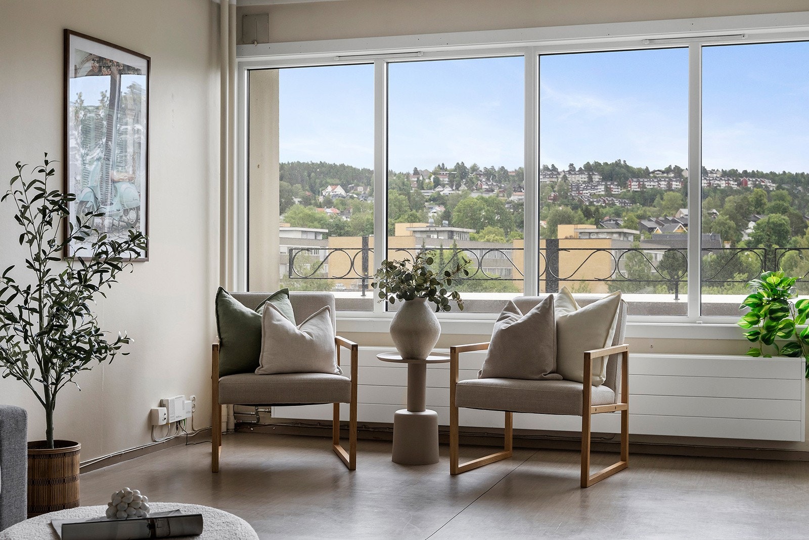 Smart utnyttet oppholdsrom med plass til både sofa og seng. Galleribilde
