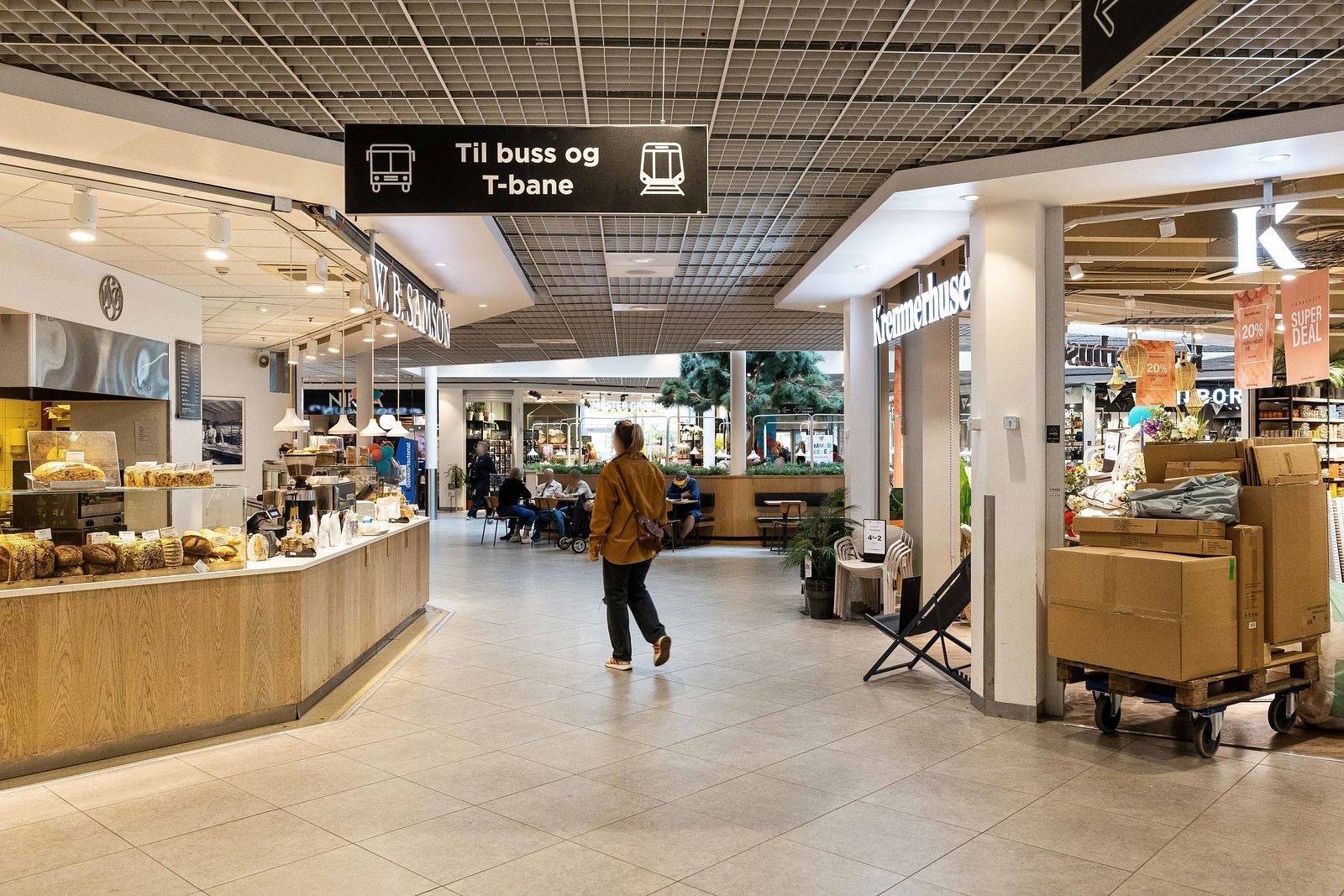 Tveita senter - ca. 600 meter fra Nåkkves vei 5. Senteret har dagligvare, apotek, butikker, spisesteder og andre tjenester - alt rett i nærheten. Galleribilde