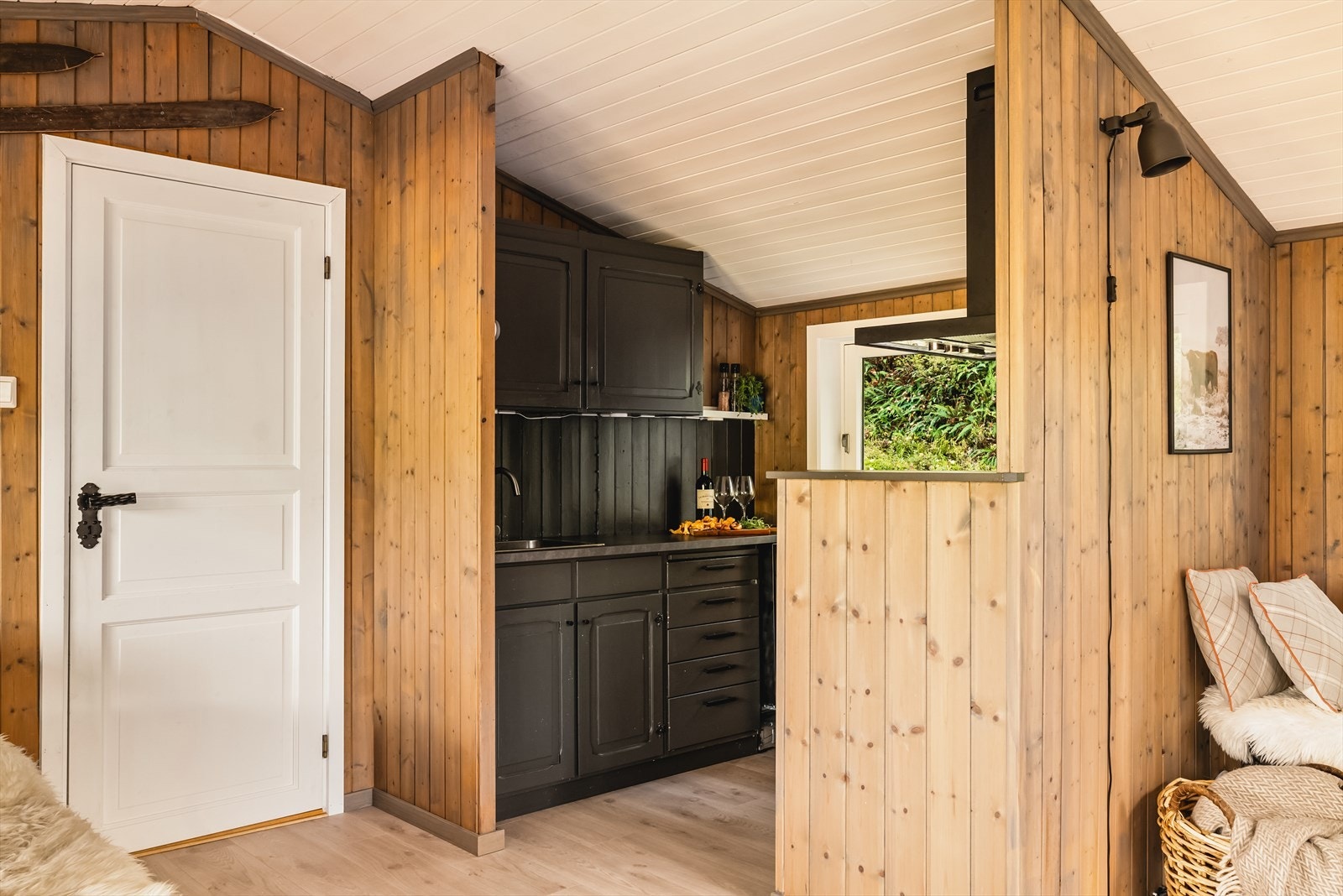 Kjøkkenet er videre utstyrt med opplegg for hvitevarer. Galleribilde