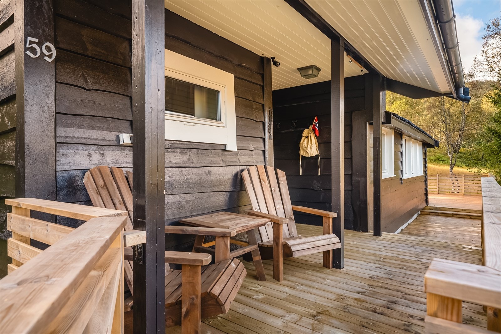 Det er også plass til sittegruppe ved inngangspartiet. Galleribilde