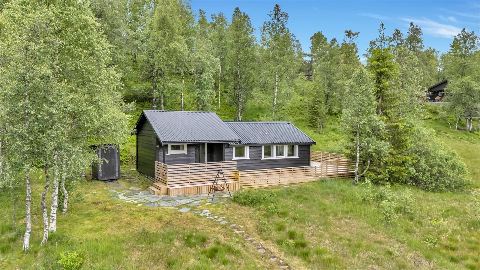Aktiv Eiendomsmegling v/ Jørn Tage Hereide har gleden av å ønske velkommen til denne flotte hytten med stor terrasse. Galleribilde
